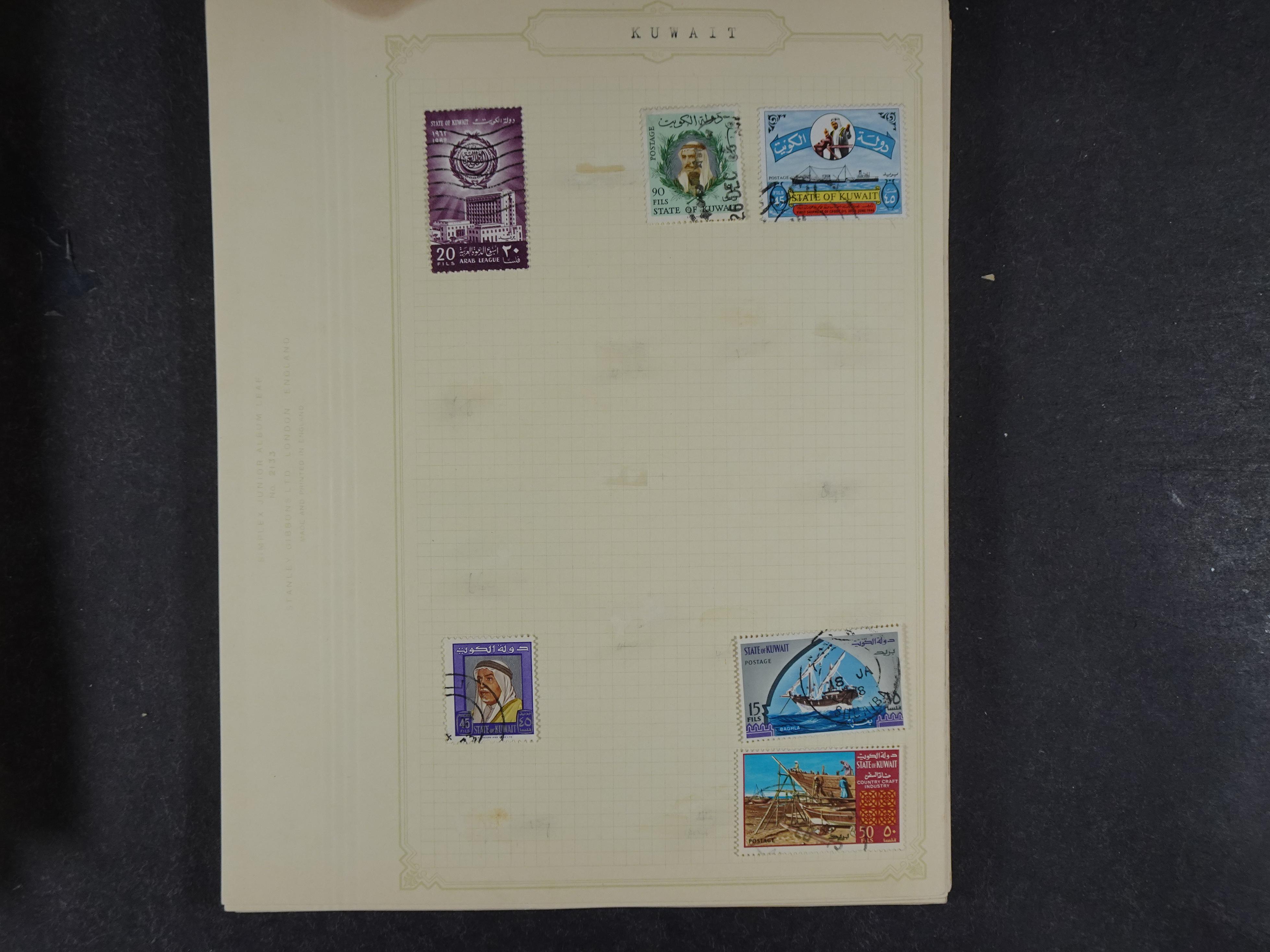 Doos met allerlei materiaal diverse betere zegels en fraaie stempels.
 175