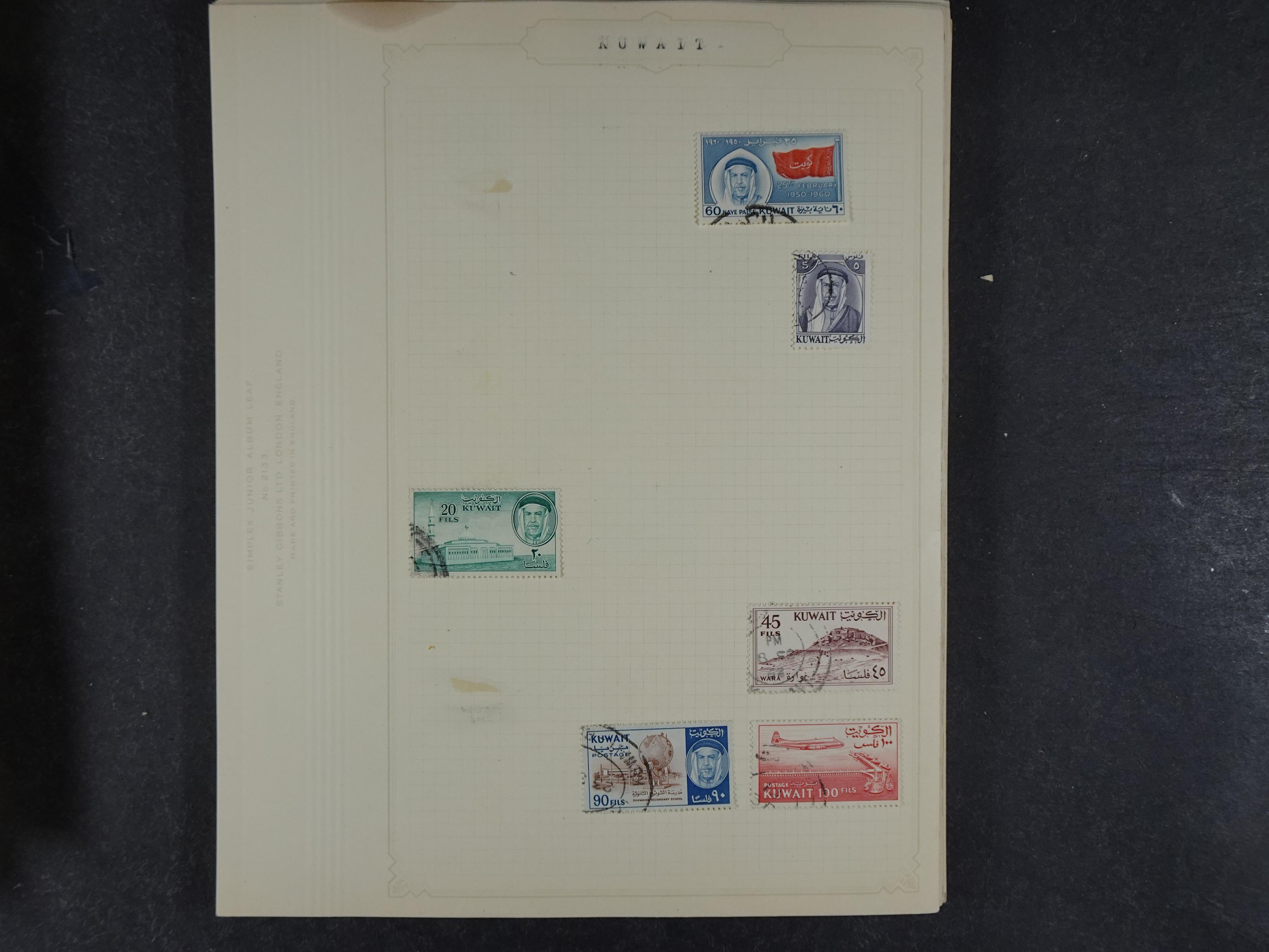 Doos met allerlei materiaal diverse betere zegels en fraaie stempels.
 176