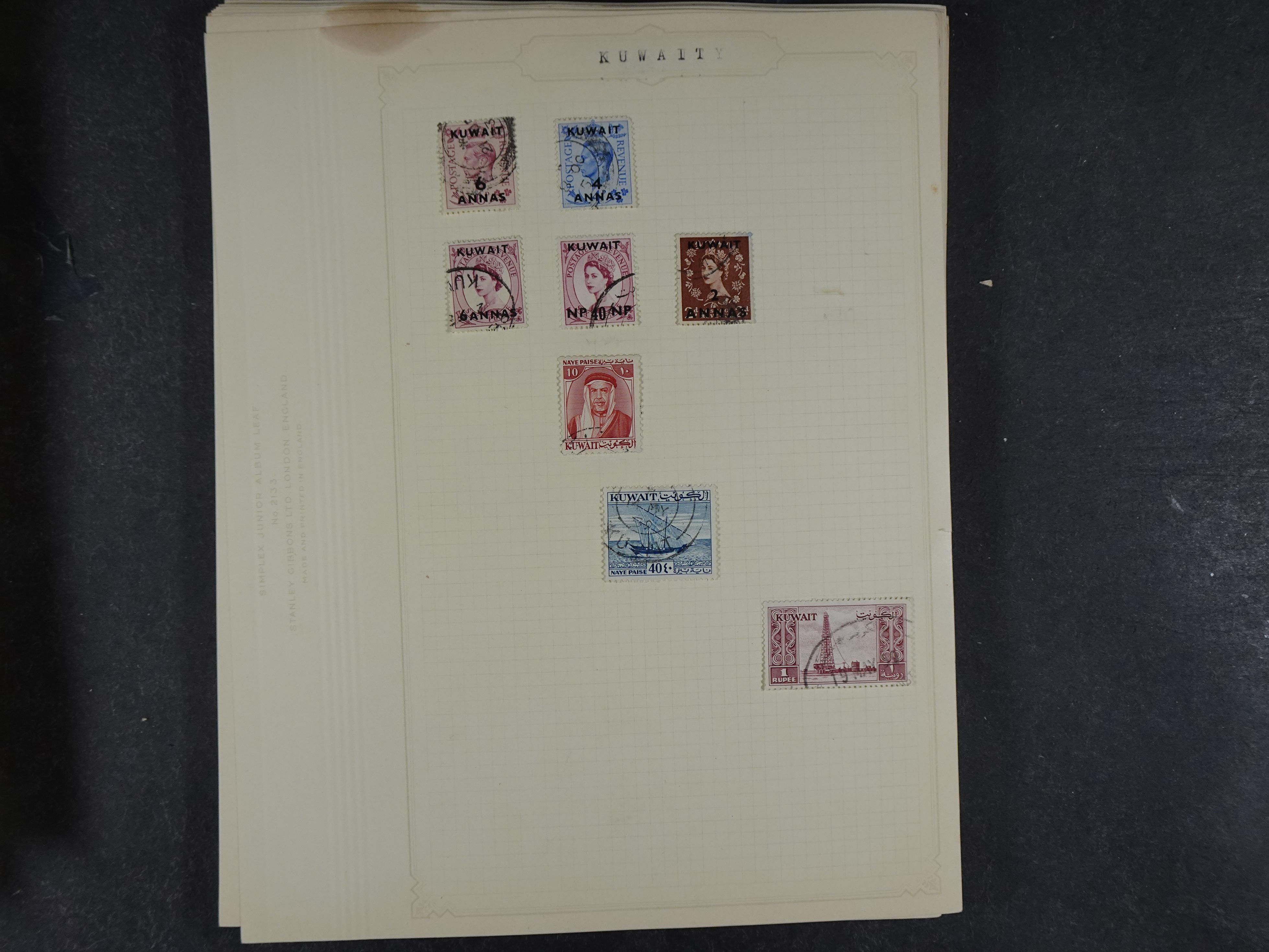 Doos met allerlei materiaal diverse betere zegels en fraaie stempels.
 177