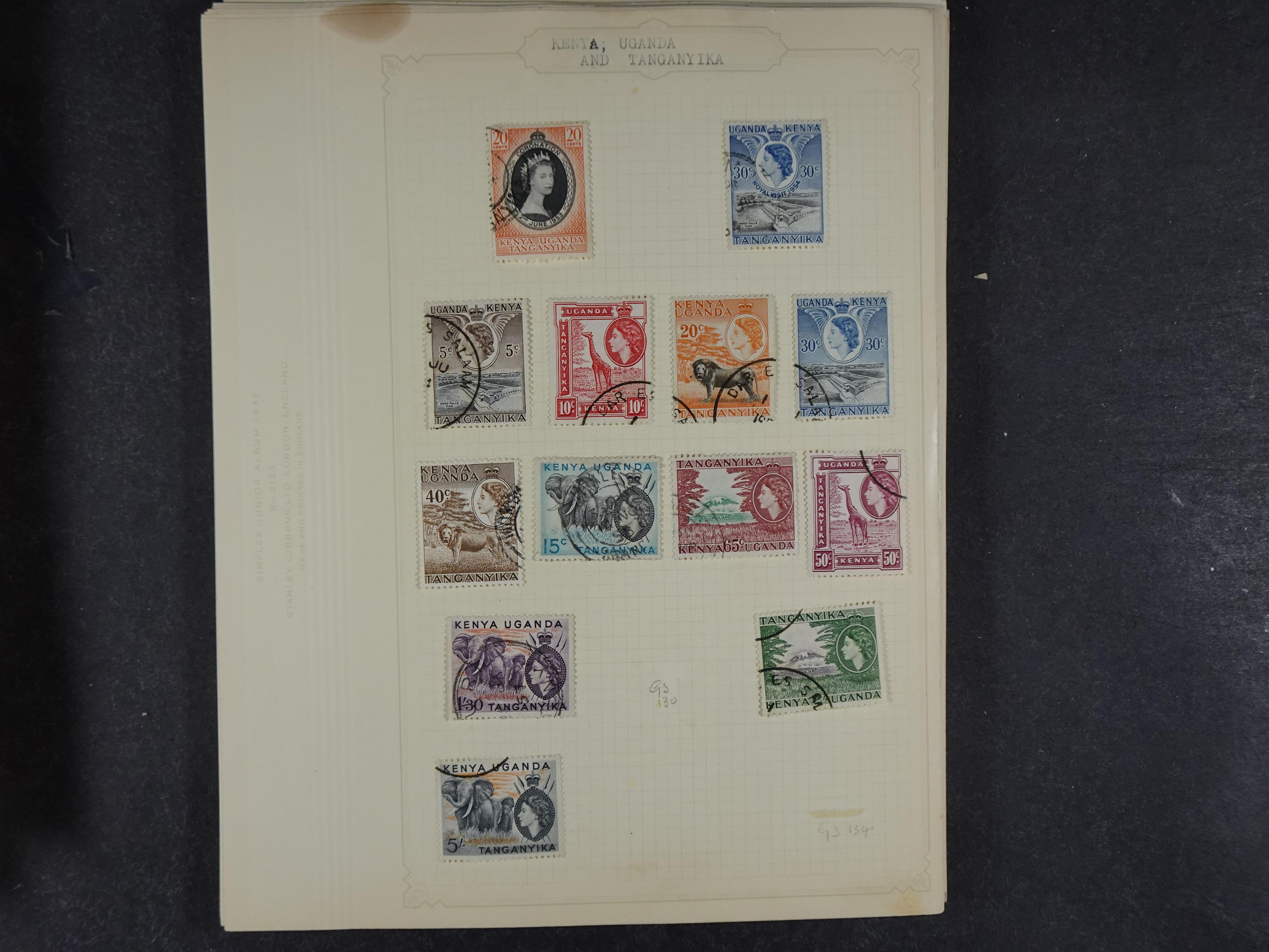 Doos met allerlei materiaal diverse betere zegels en fraaie stempels.
 180