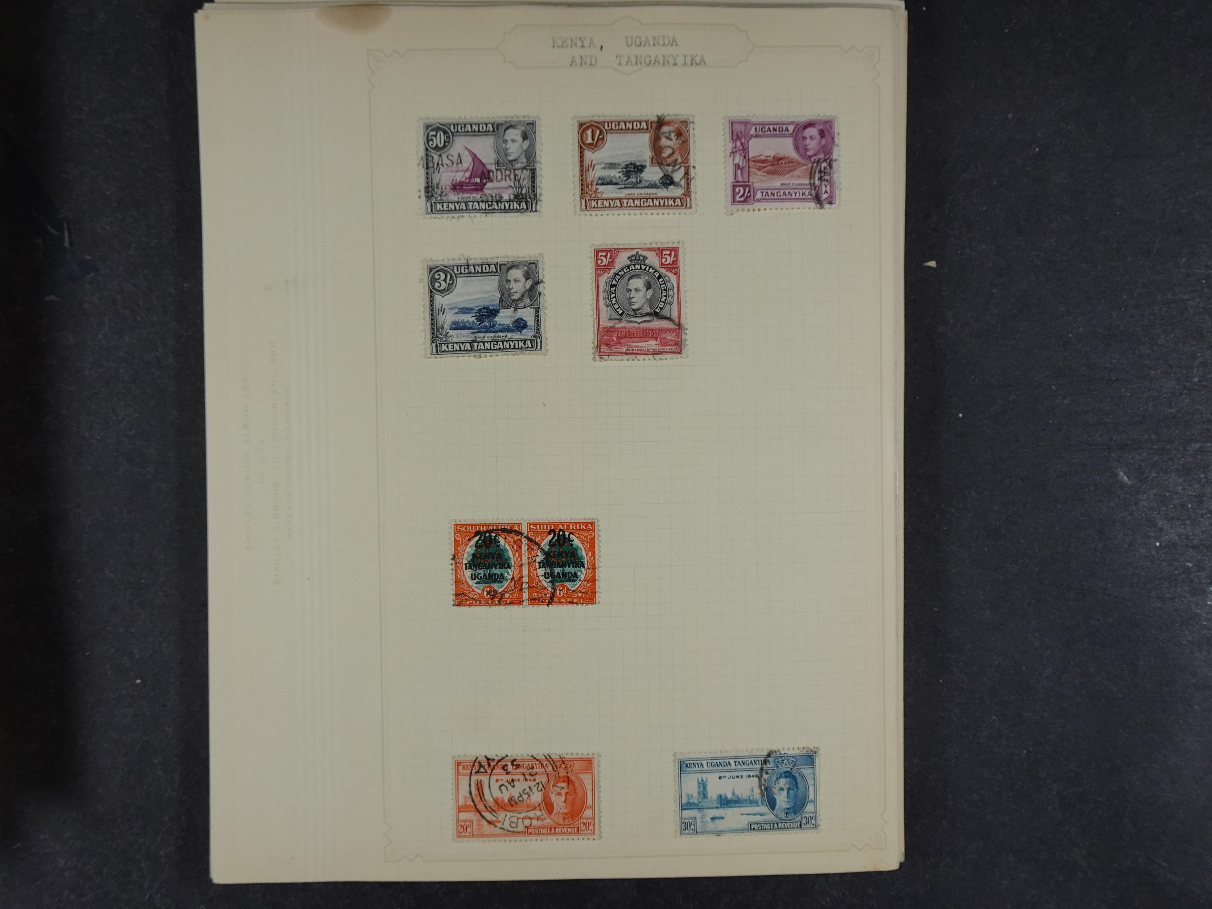 Doos met allerlei materiaal diverse betere zegels en fraaie stempels.
 182