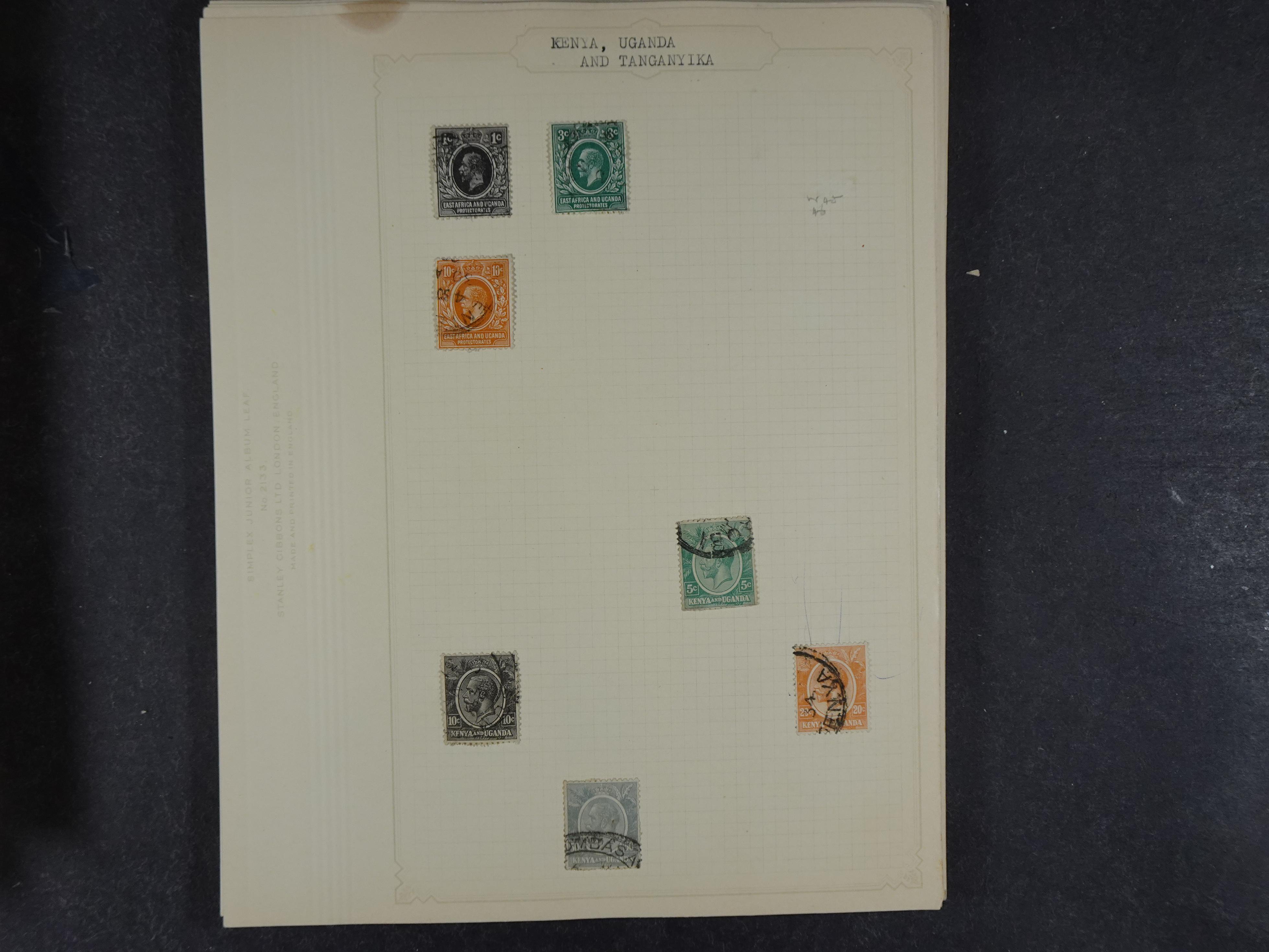 Doos met allerlei materiaal diverse betere zegels en fraaie stempels.
 185