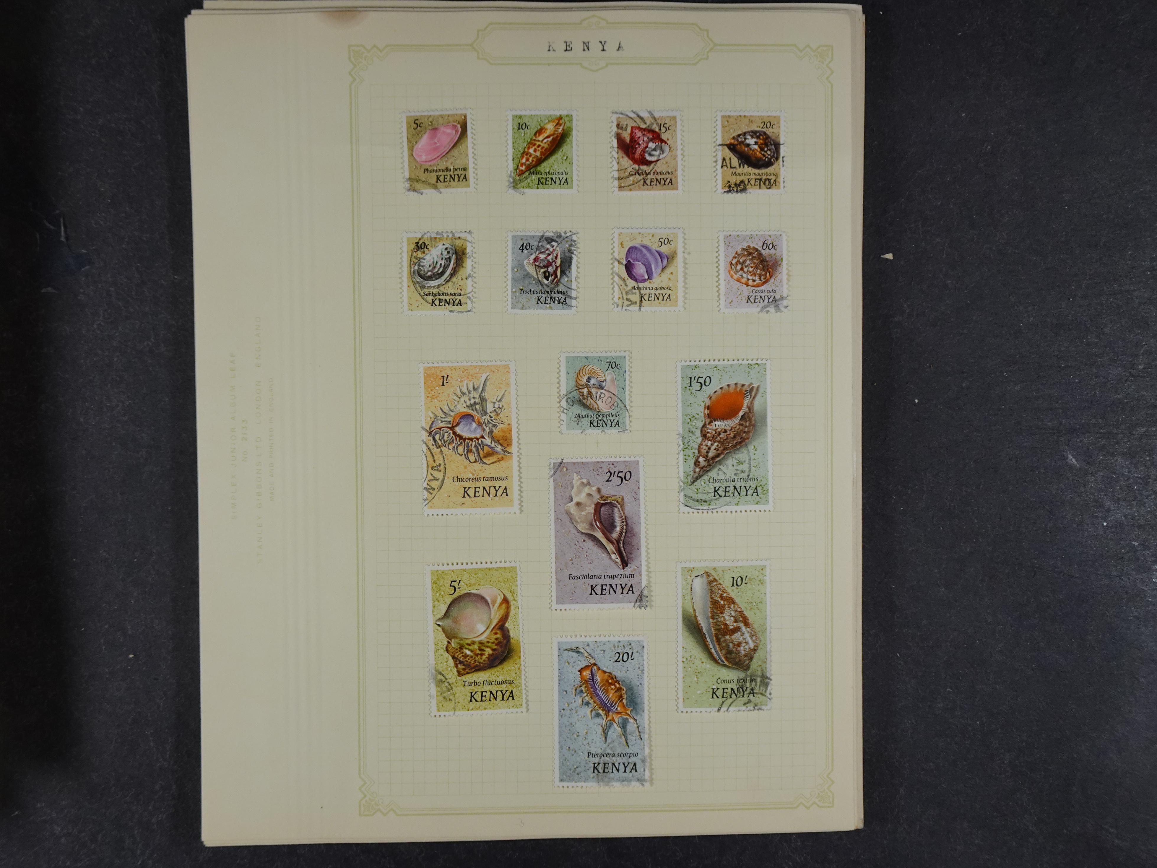 Doos met allerlei materiaal diverse betere zegels en fraaie stempels.
 187