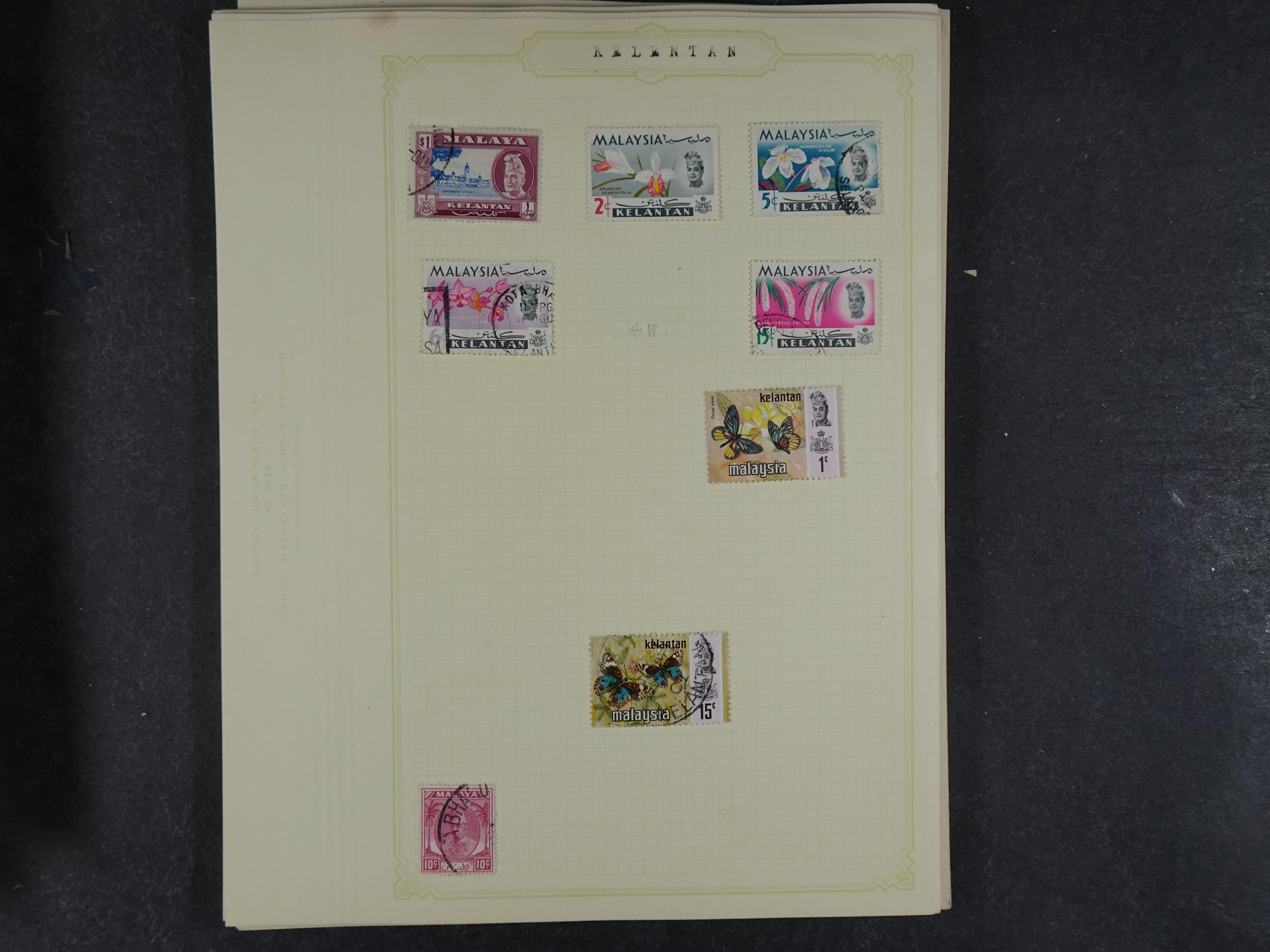 Doos met allerlei materiaal diverse betere zegels en fraaie stempels.
 190