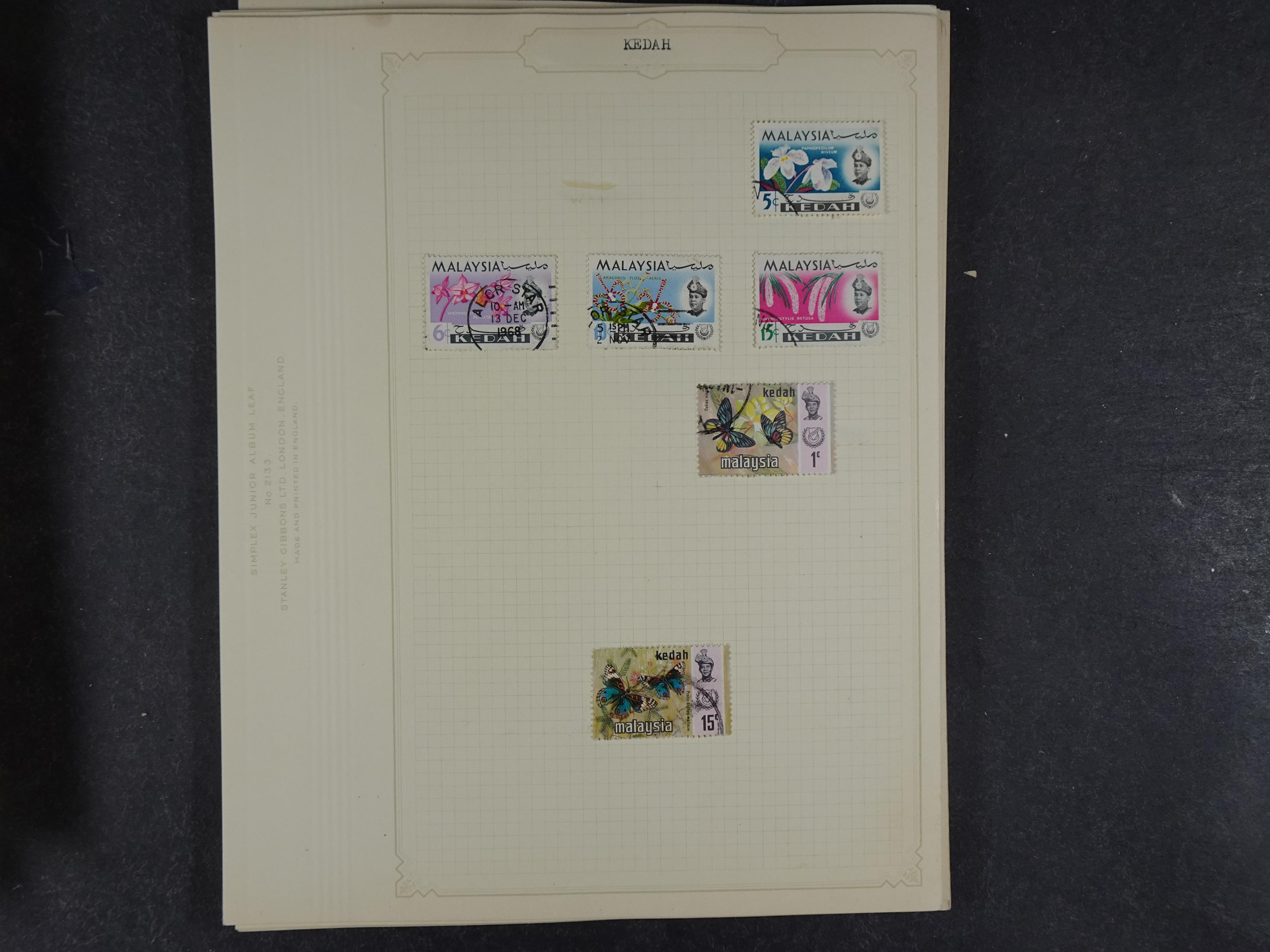 Doos met allerlei materiaal diverse betere zegels en fraaie stempels.
 191