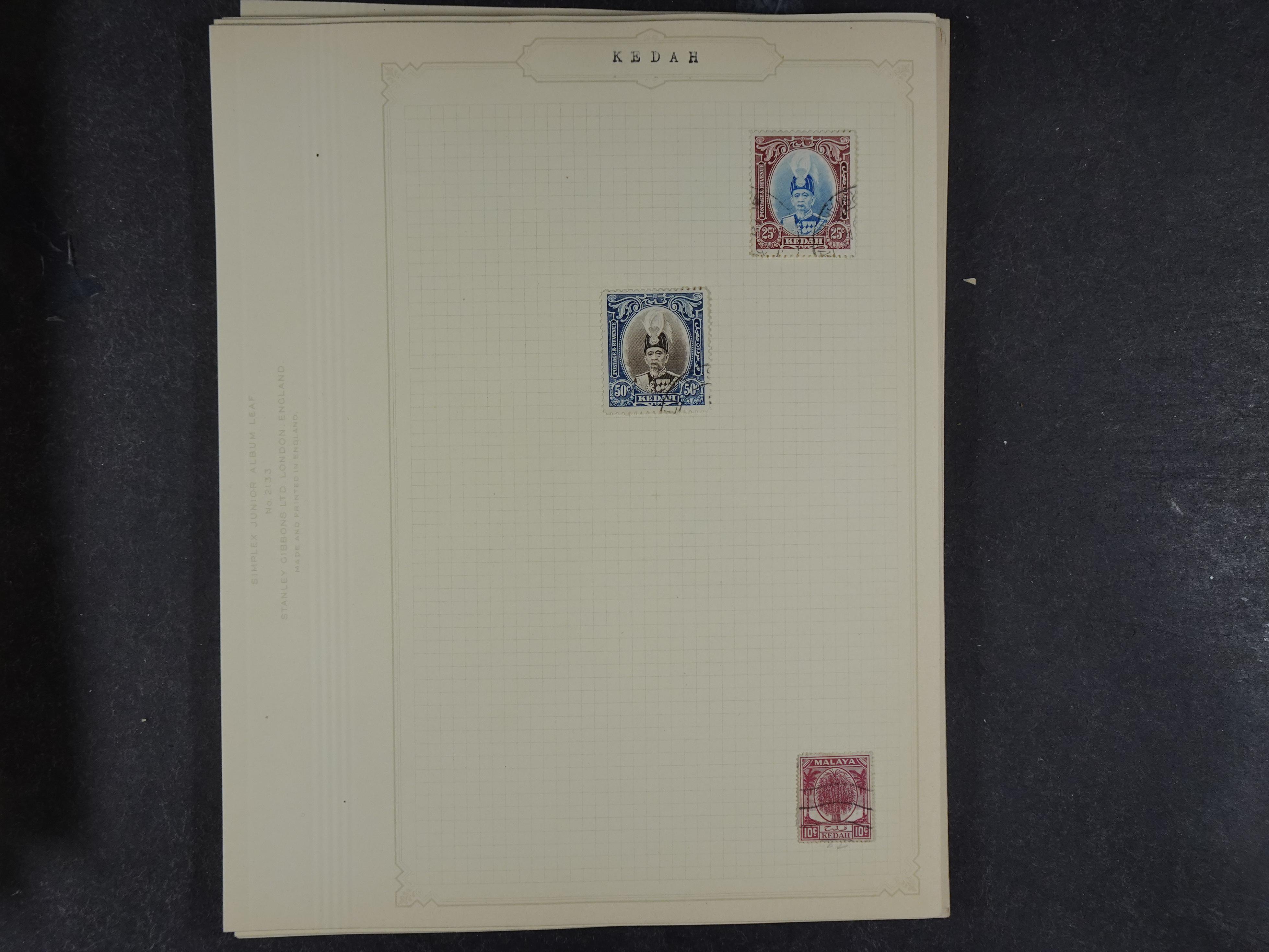 Doos met allerlei materiaal diverse betere zegels en fraaie stempels.
 192