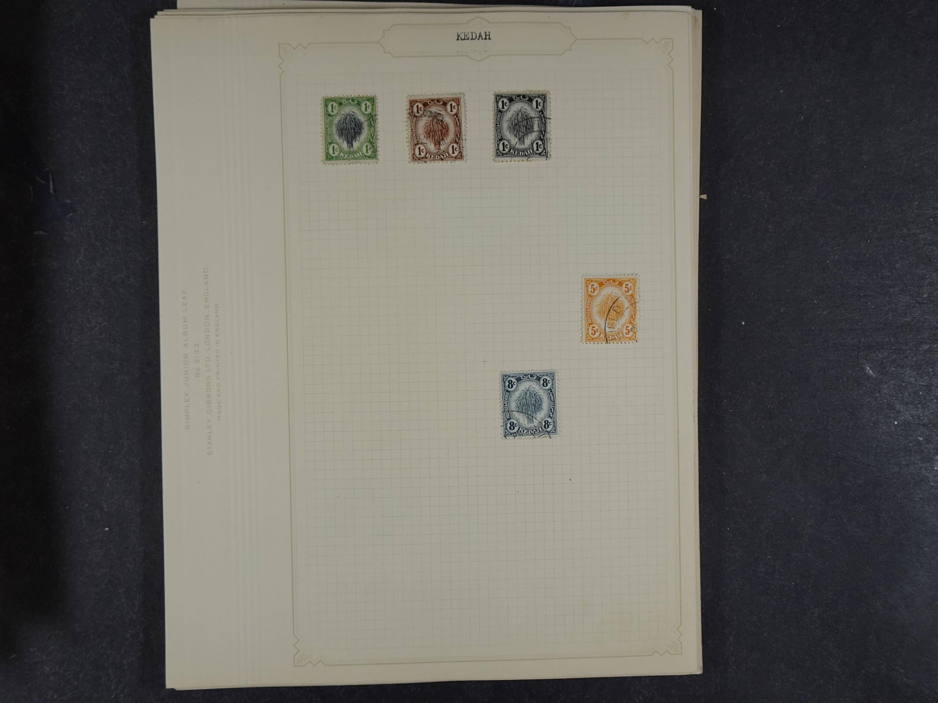 Doos met allerlei materiaal diverse betere zegels en fraaie stempels.
 193