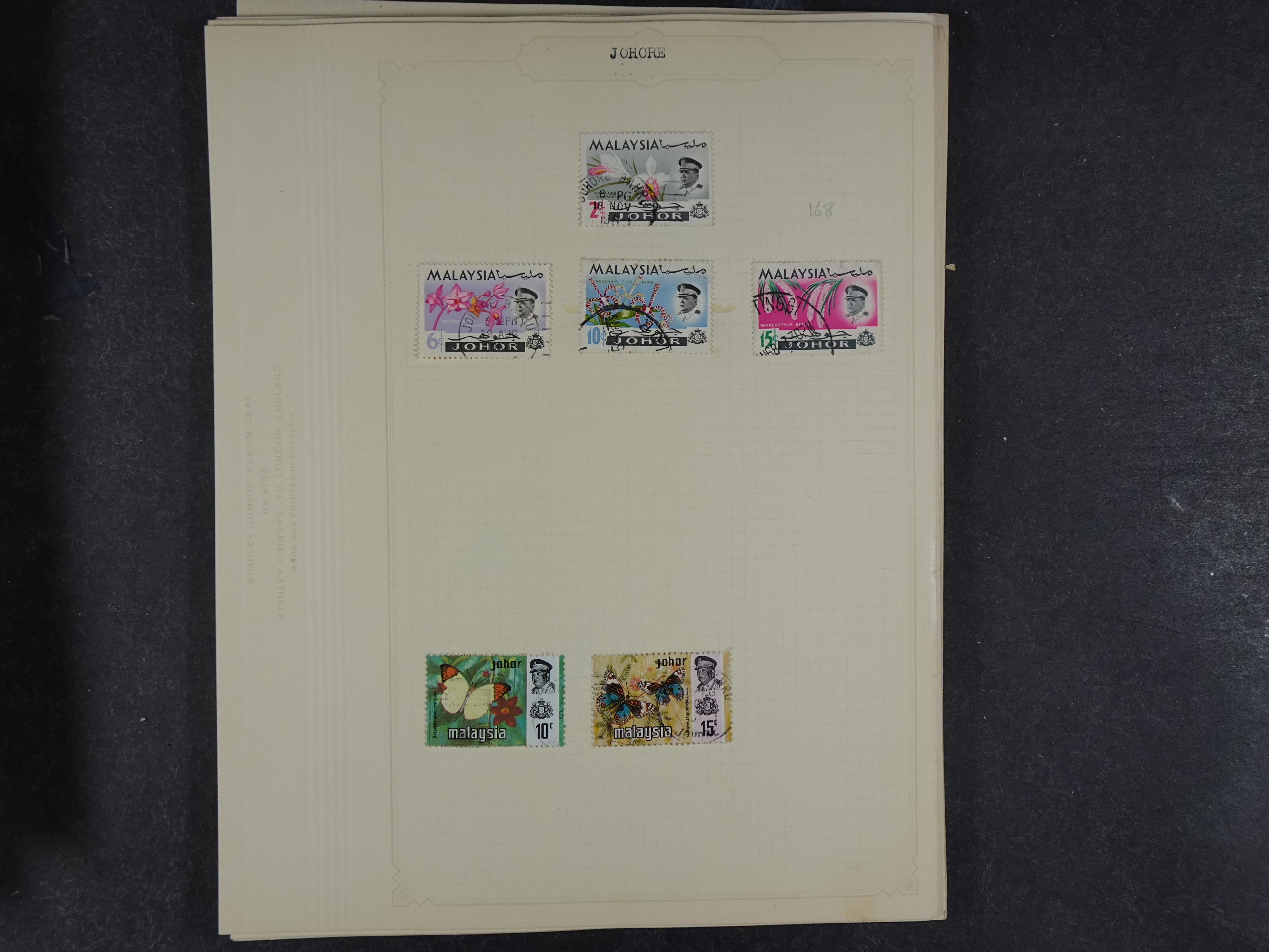 Doos met allerlei materiaal diverse betere zegels en fraaie stempels.
 194