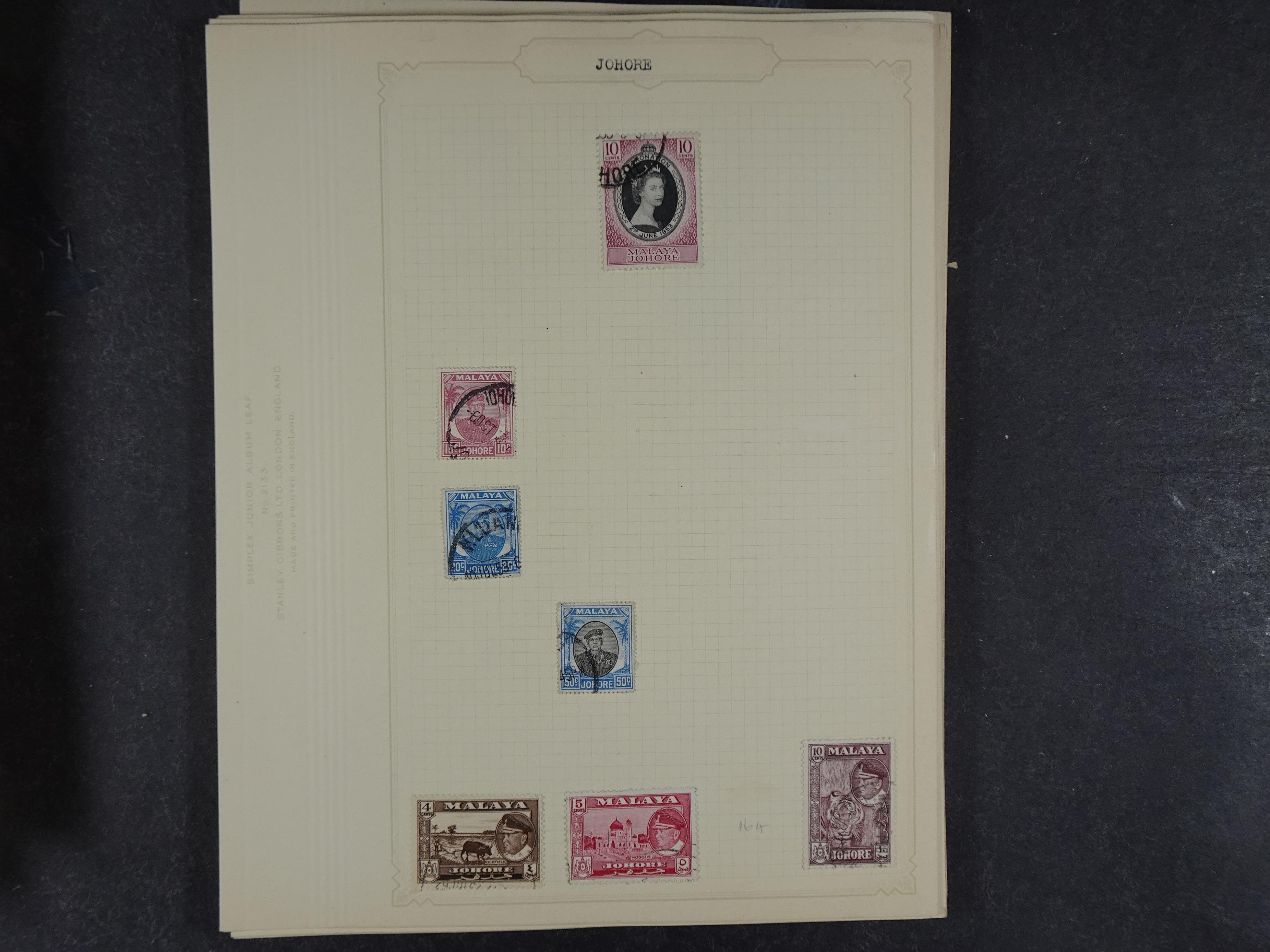 Doos met allerlei materiaal diverse betere zegels en fraaie stempels.
 195