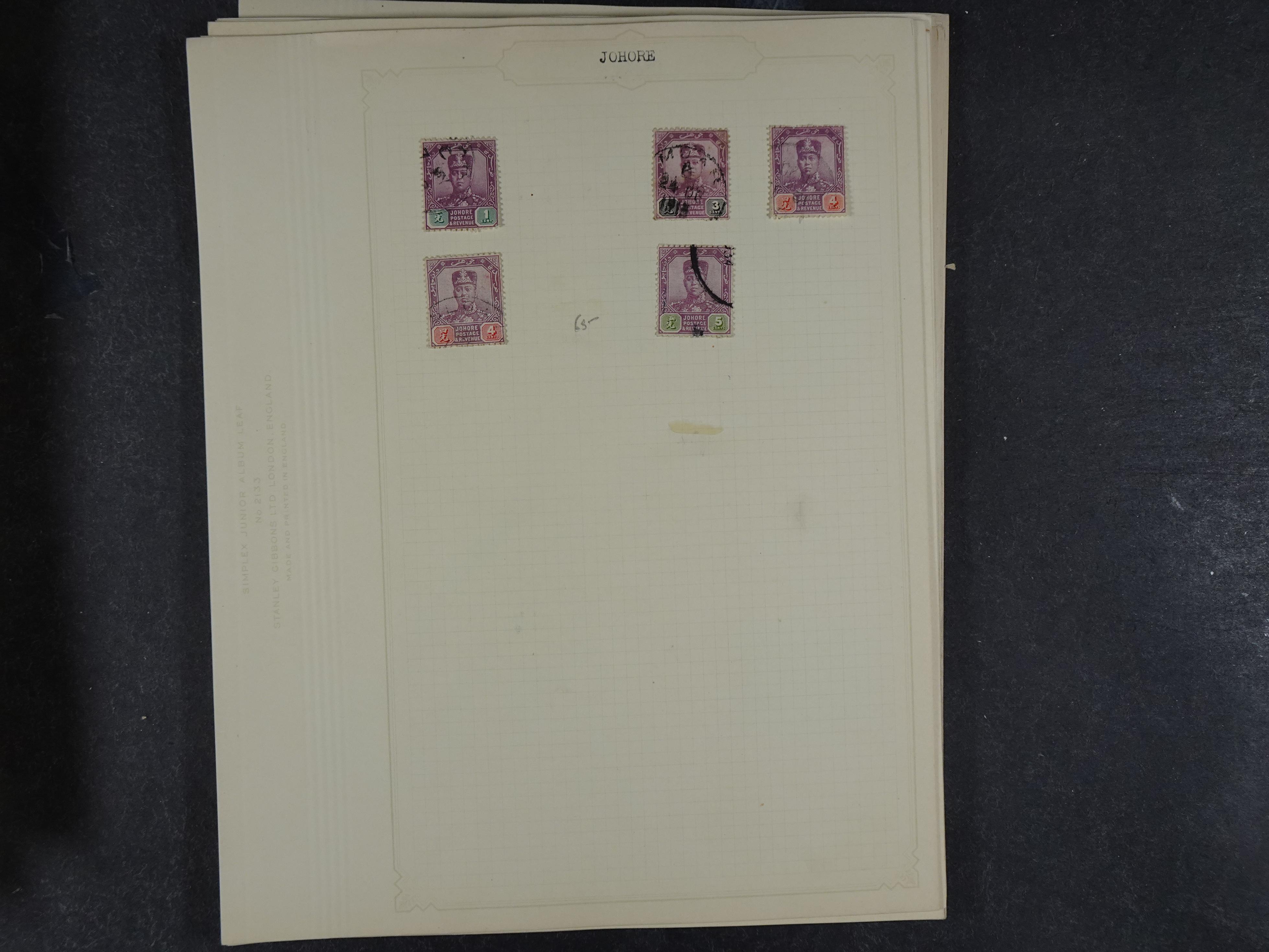 Doos met allerlei materiaal diverse betere zegels en fraaie stempels.
 196