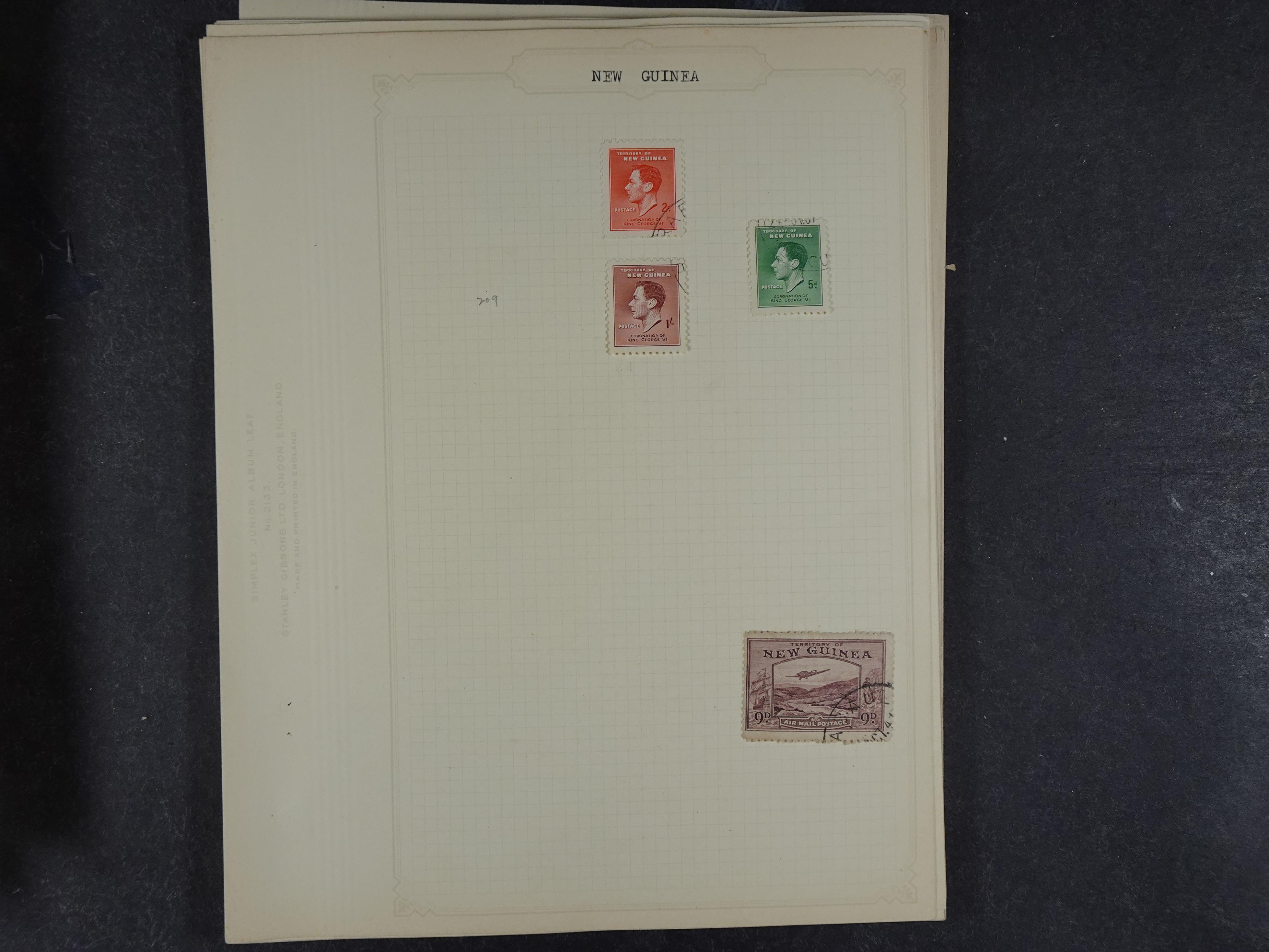 Doos met allerlei materiaal diverse betere zegels en fraaie stempels.
 197