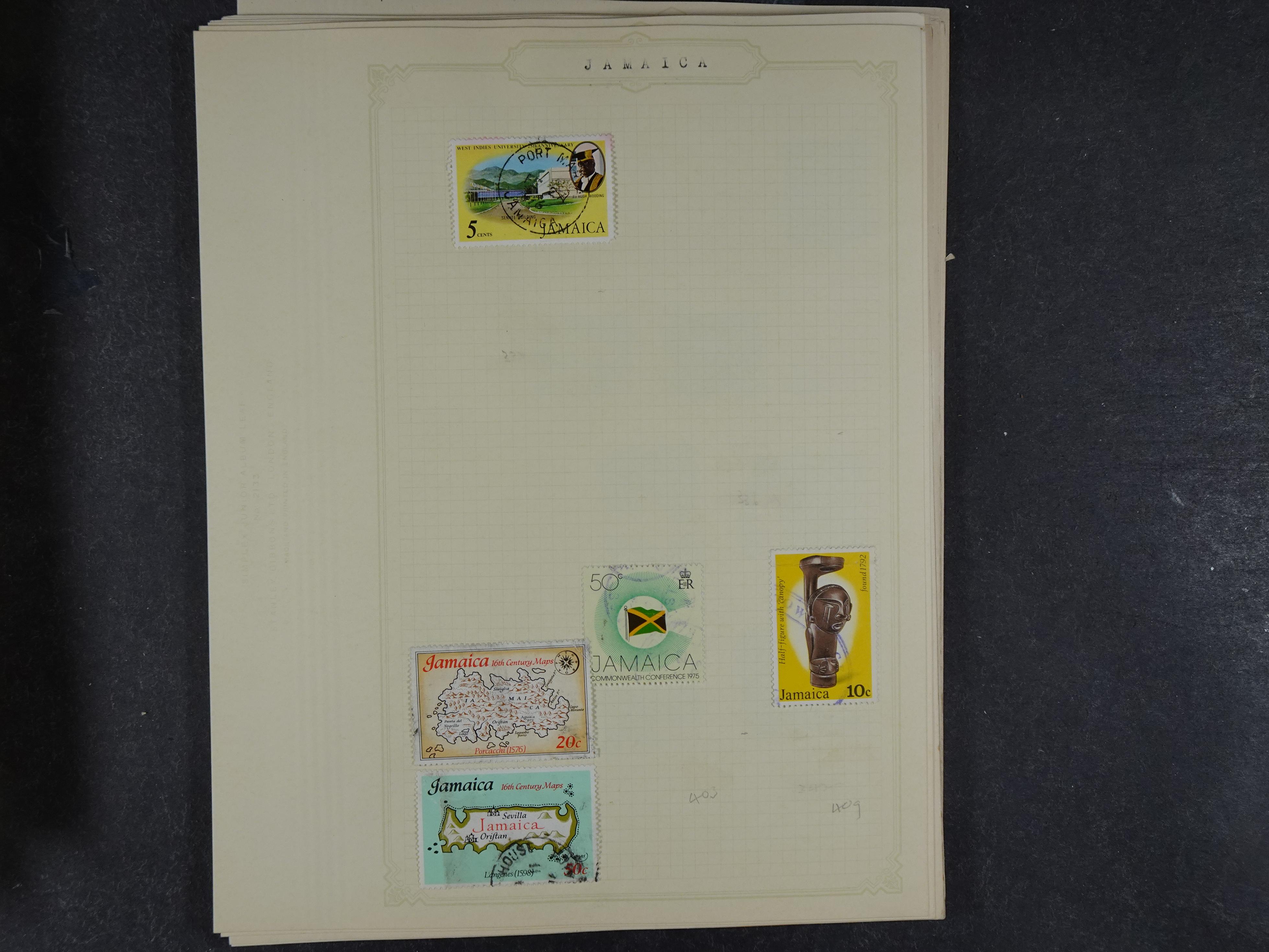 Doos met allerlei materiaal diverse betere zegels en fraaie stempels.
 198