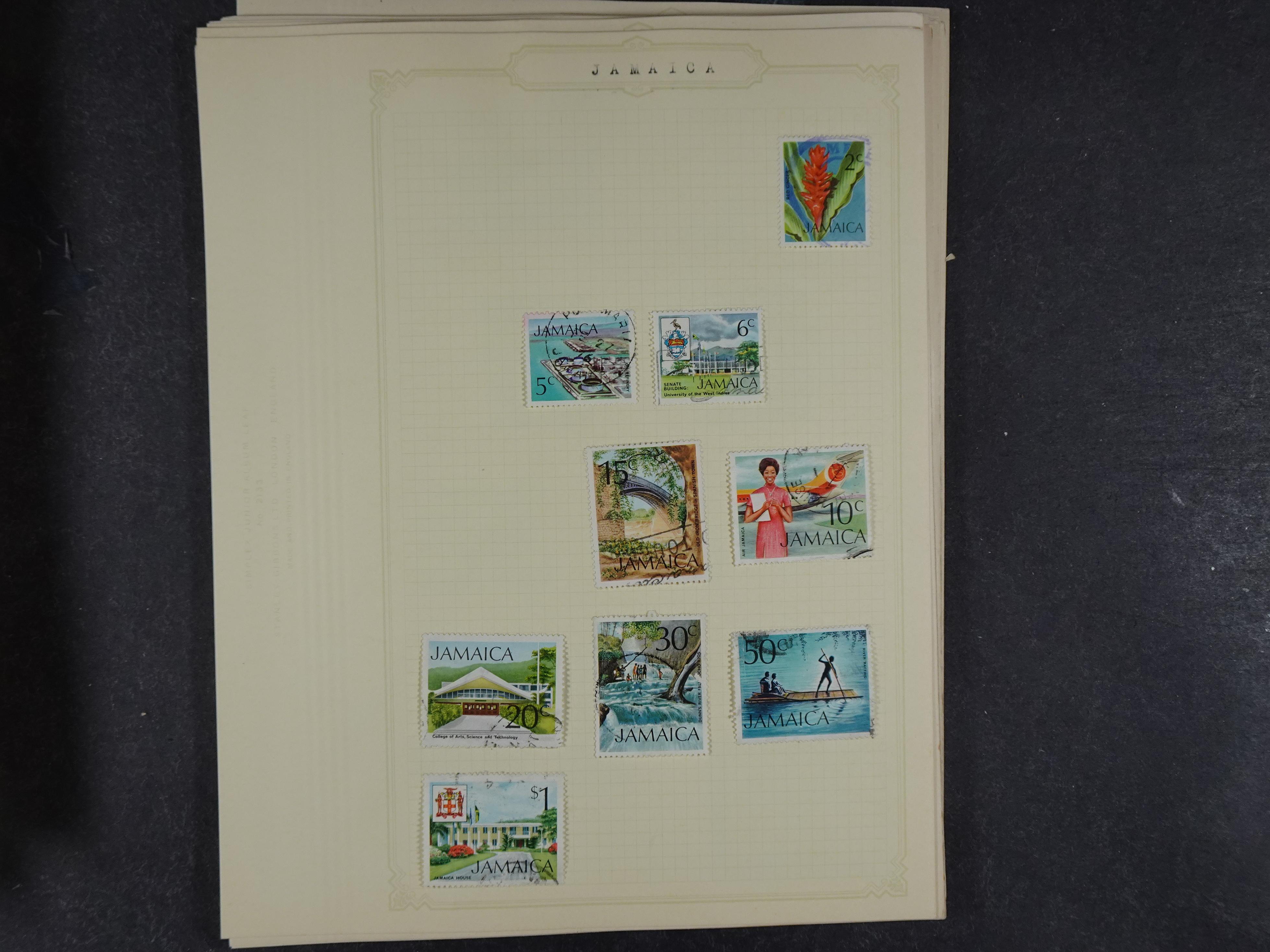 Doos met allerlei materiaal diverse betere zegels en fraaie stempels.
 199