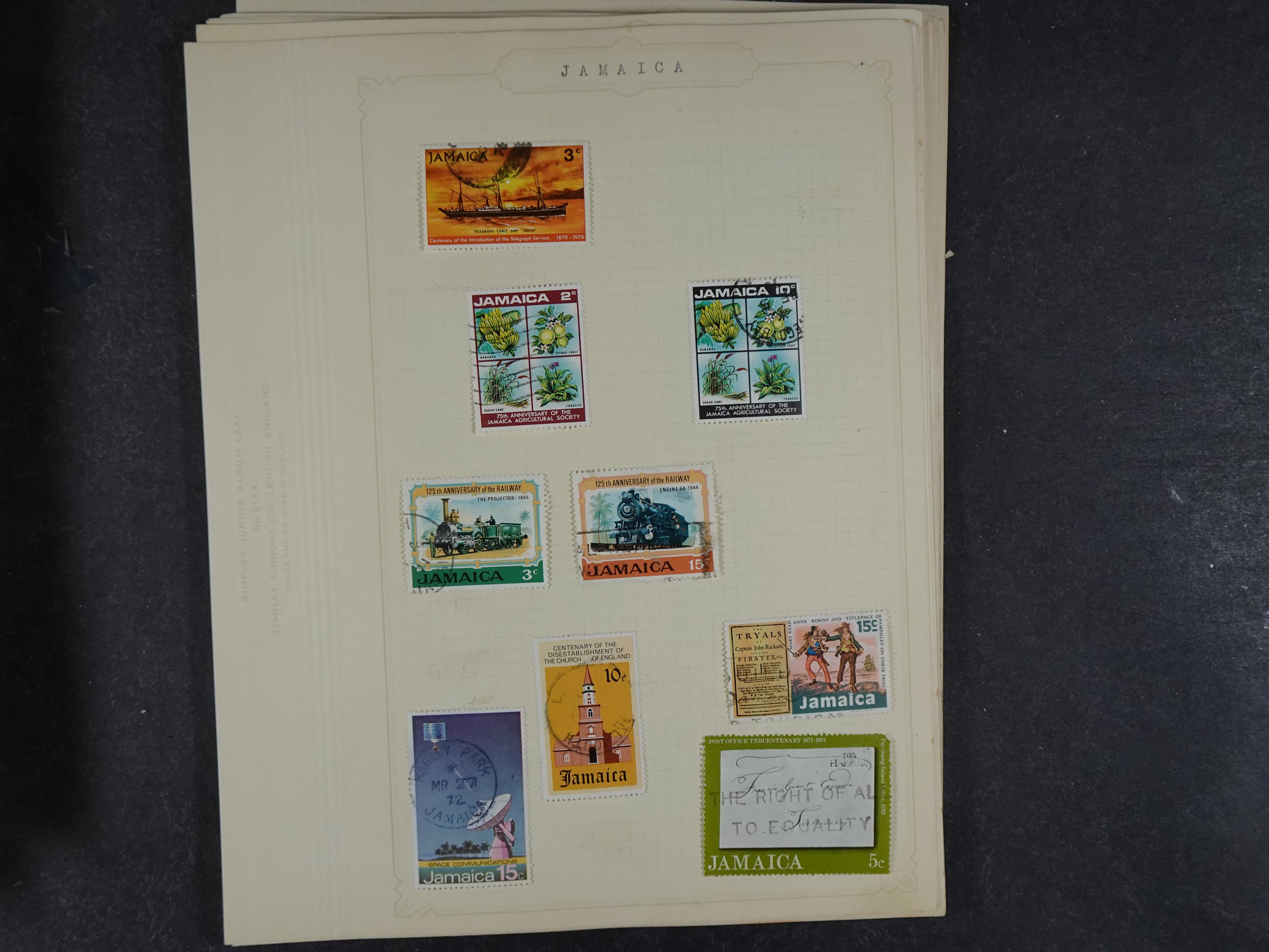 Doos met allerlei materiaal diverse betere zegels en fraaie stempels.
 200