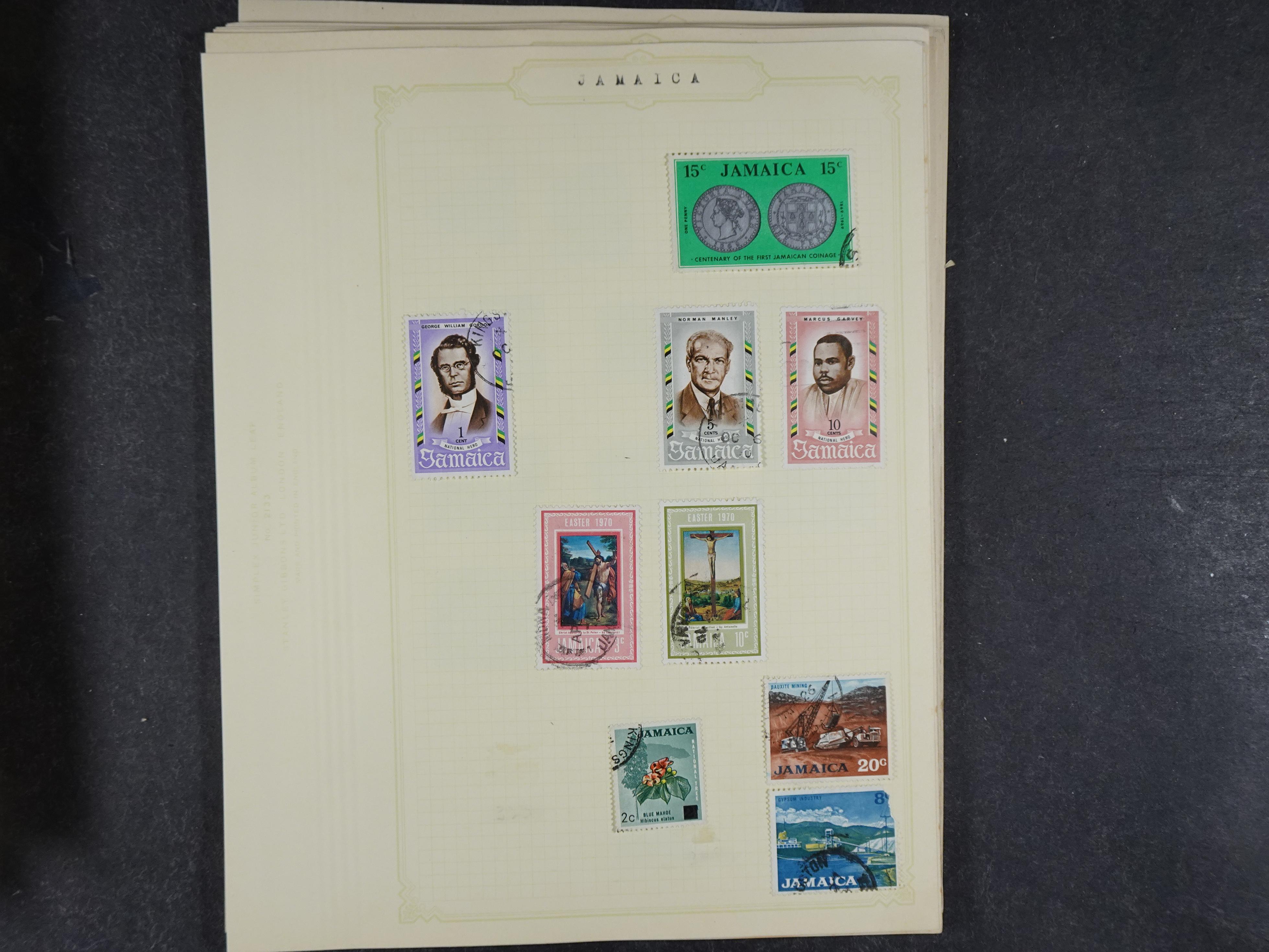 Doos met allerlei materiaal diverse betere zegels en fraaie stempels.
 201