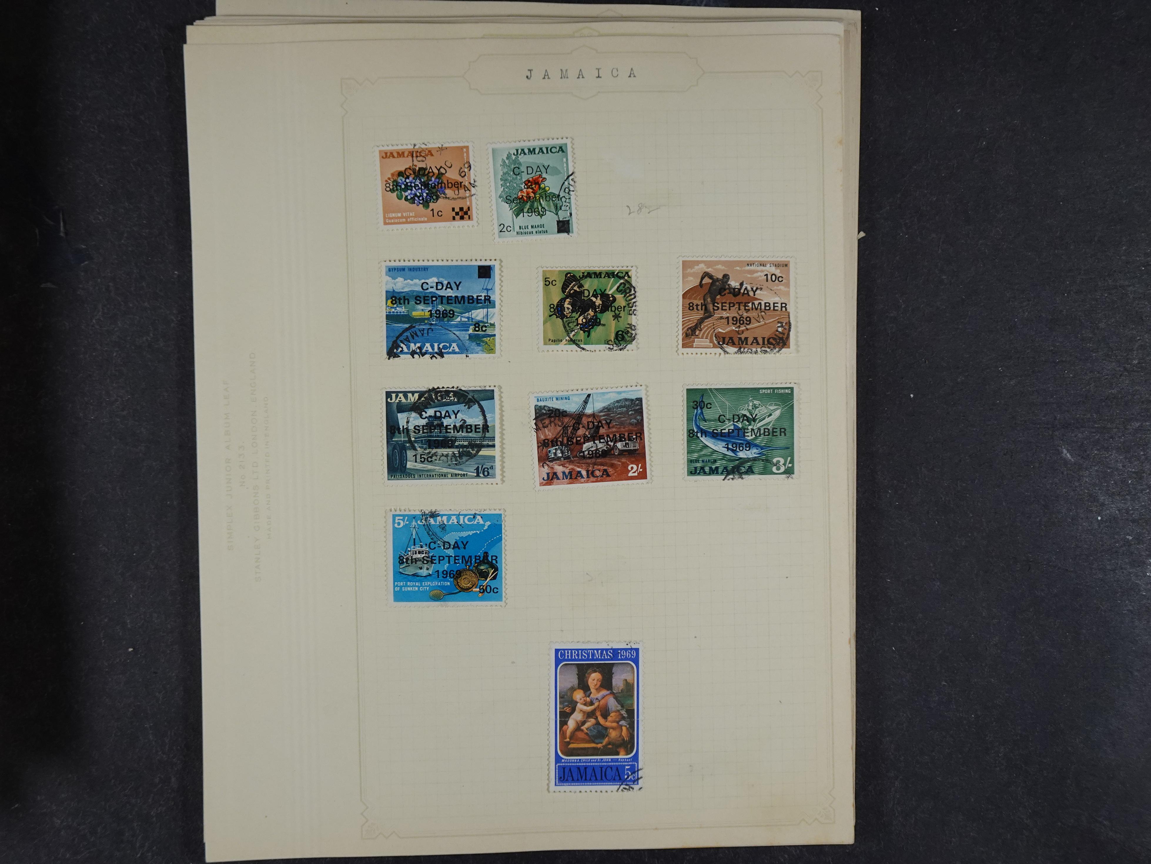 Doos met allerlei materiaal diverse betere zegels en fraaie stempels.
 202