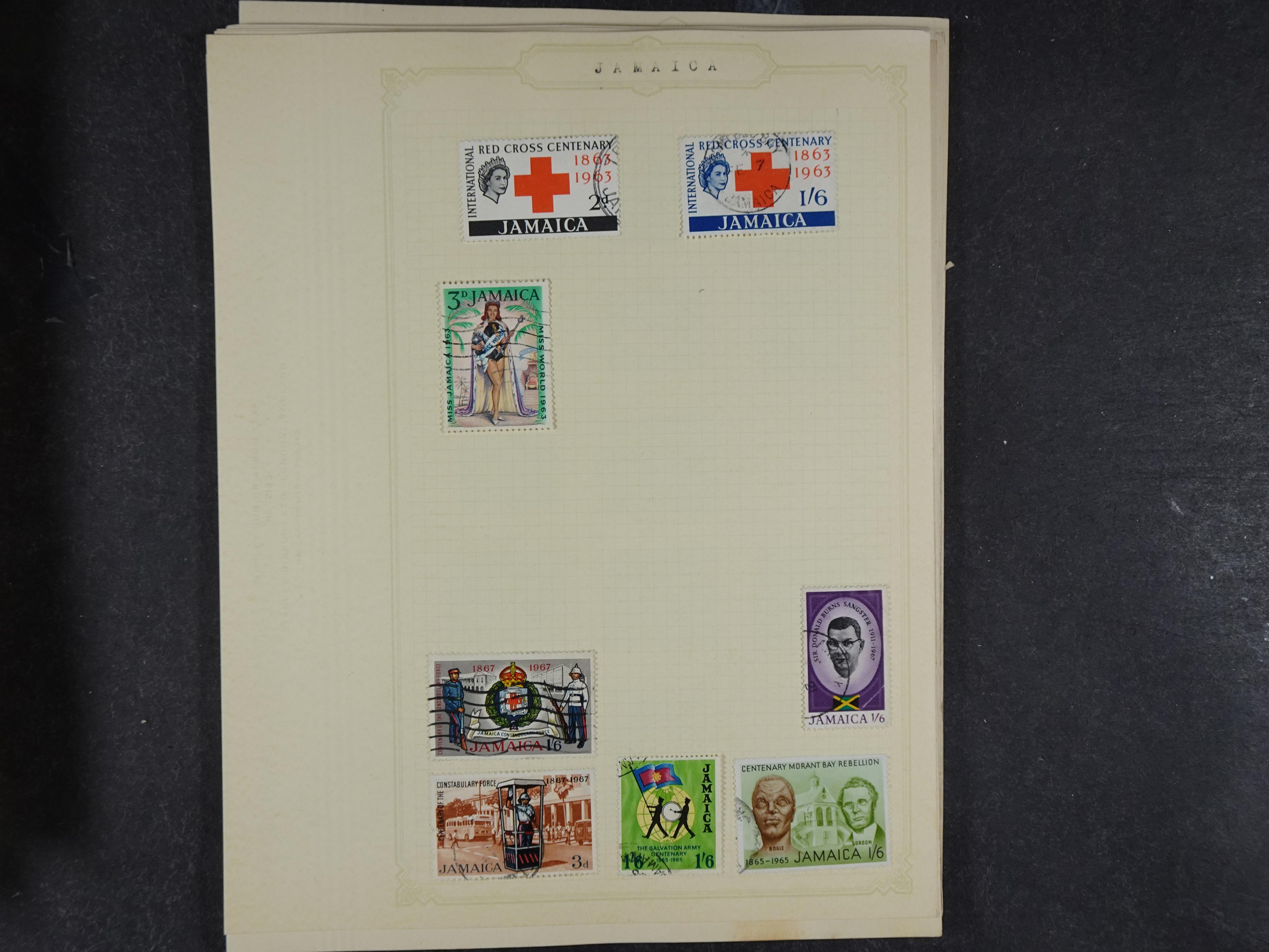 Doos met allerlei materiaal diverse betere zegels en fraaie stempels.
 203