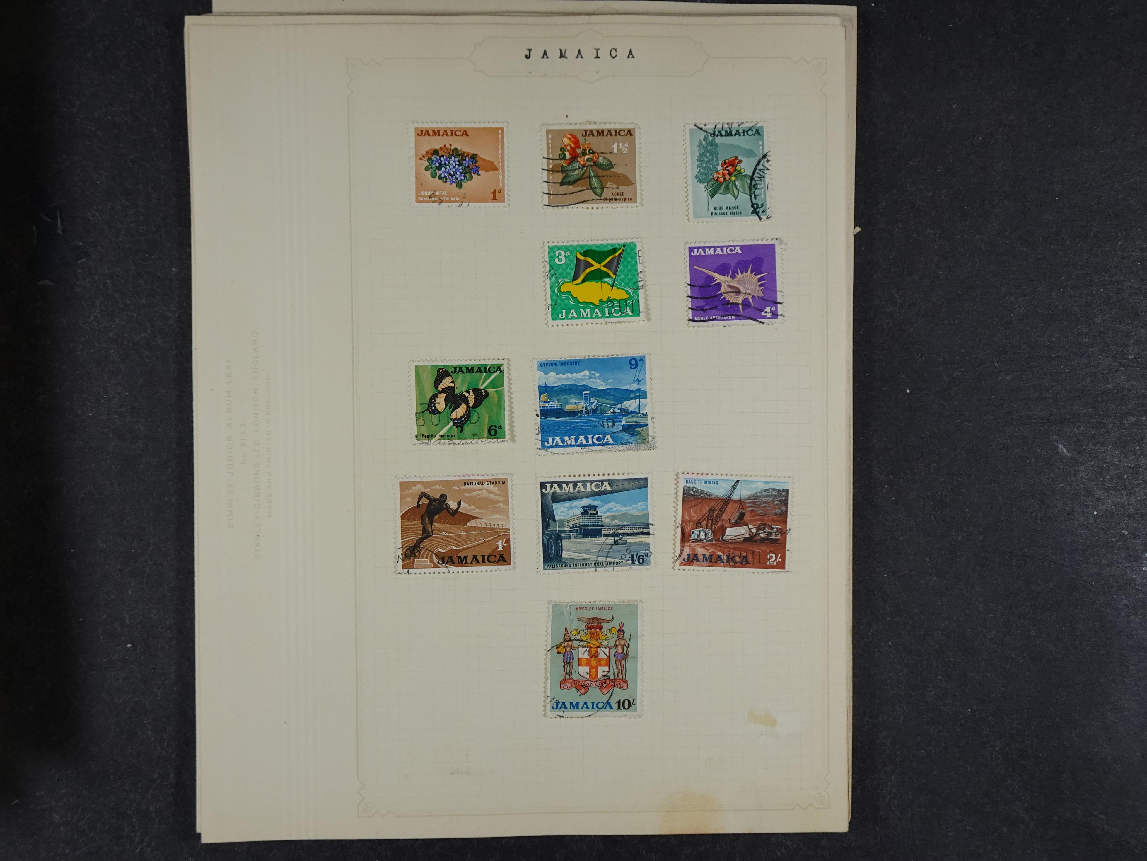 Doos met allerlei materiaal diverse betere zegels en fraaie stempels.
 204