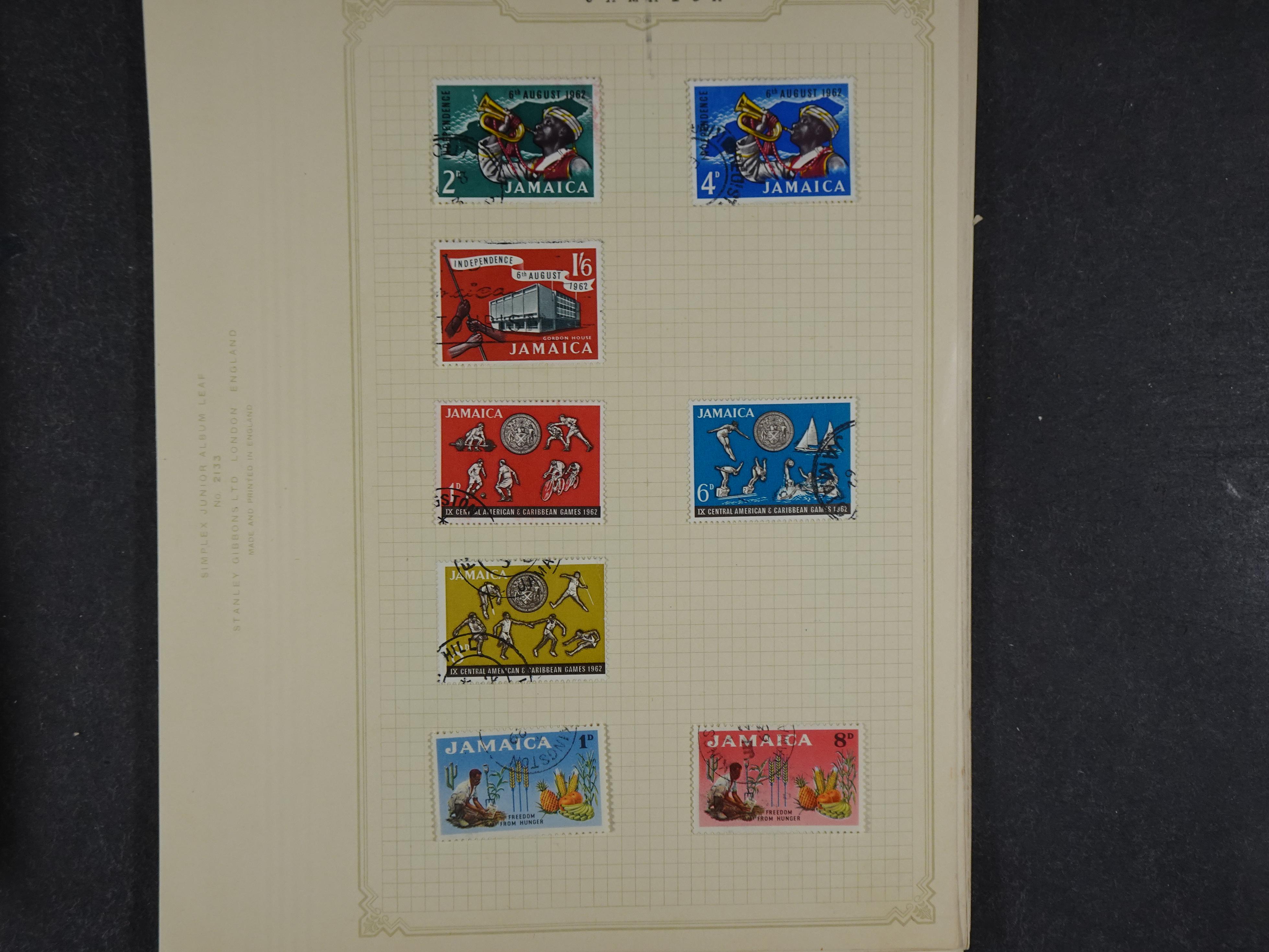 Doos met allerlei materiaal diverse betere zegels en fraaie stempels.
 205