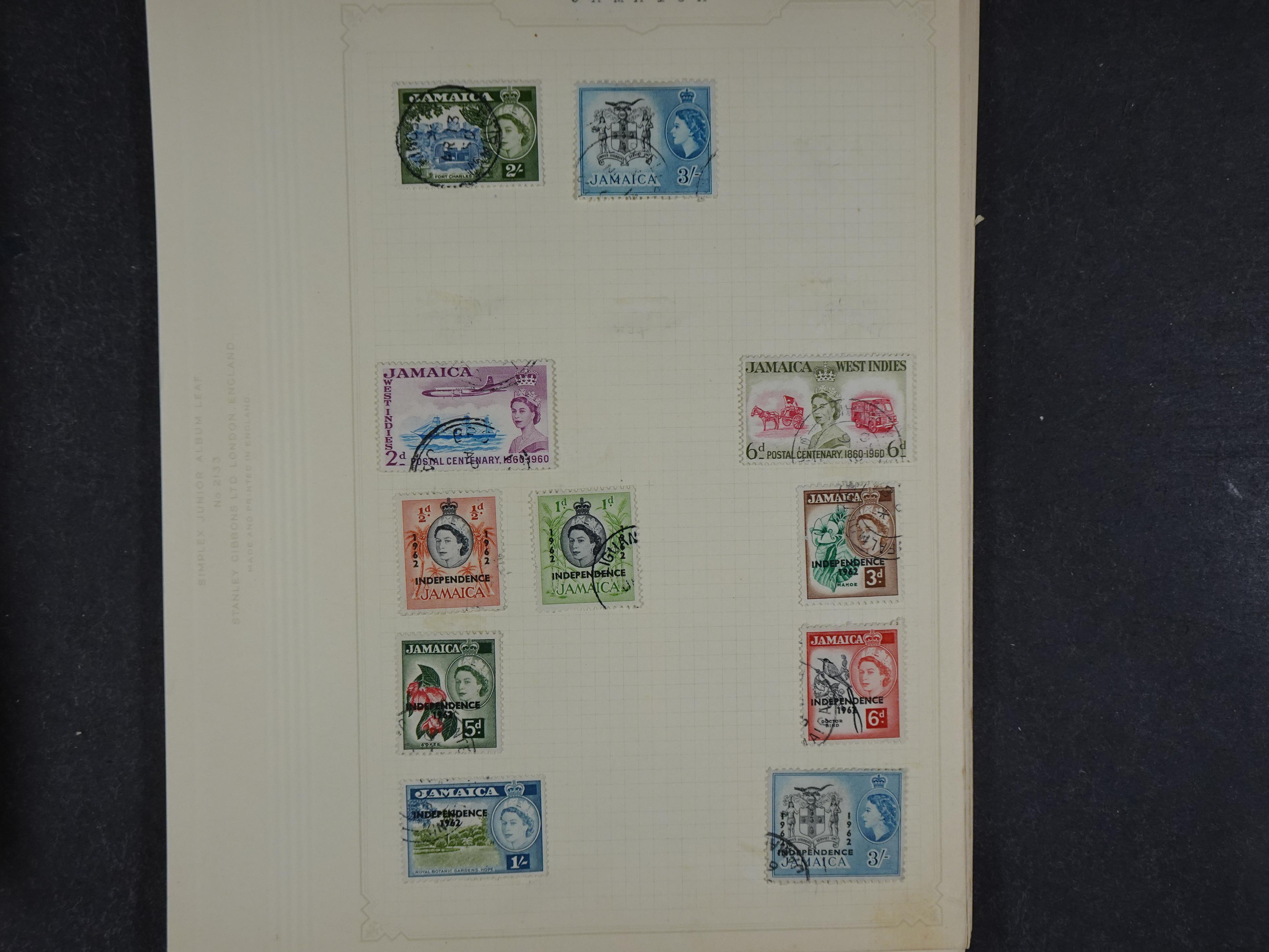 Doos met allerlei materiaal diverse betere zegels en fraaie stempels.
 206