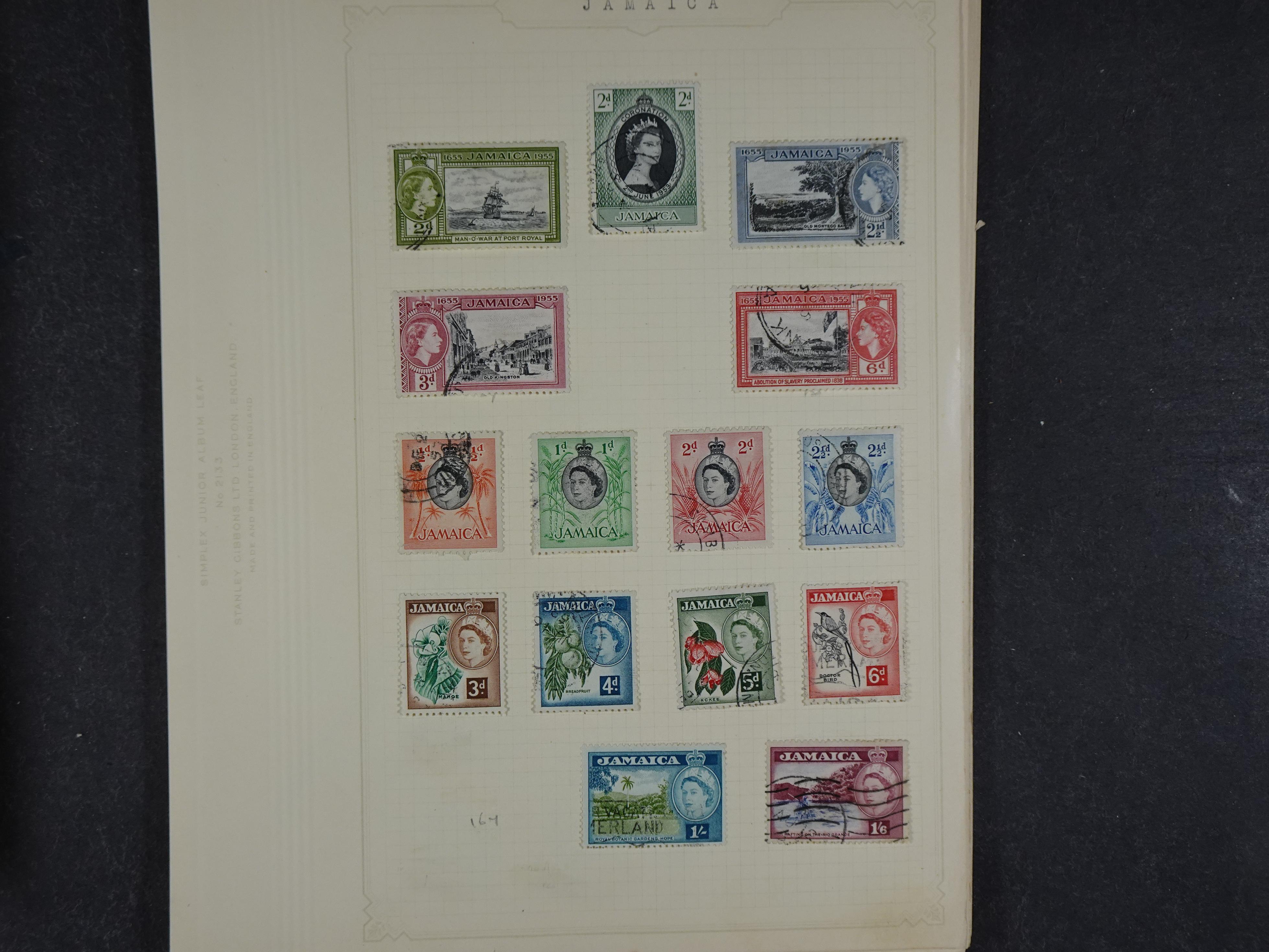 Doos met allerlei materiaal diverse betere zegels en fraaie stempels.
 207