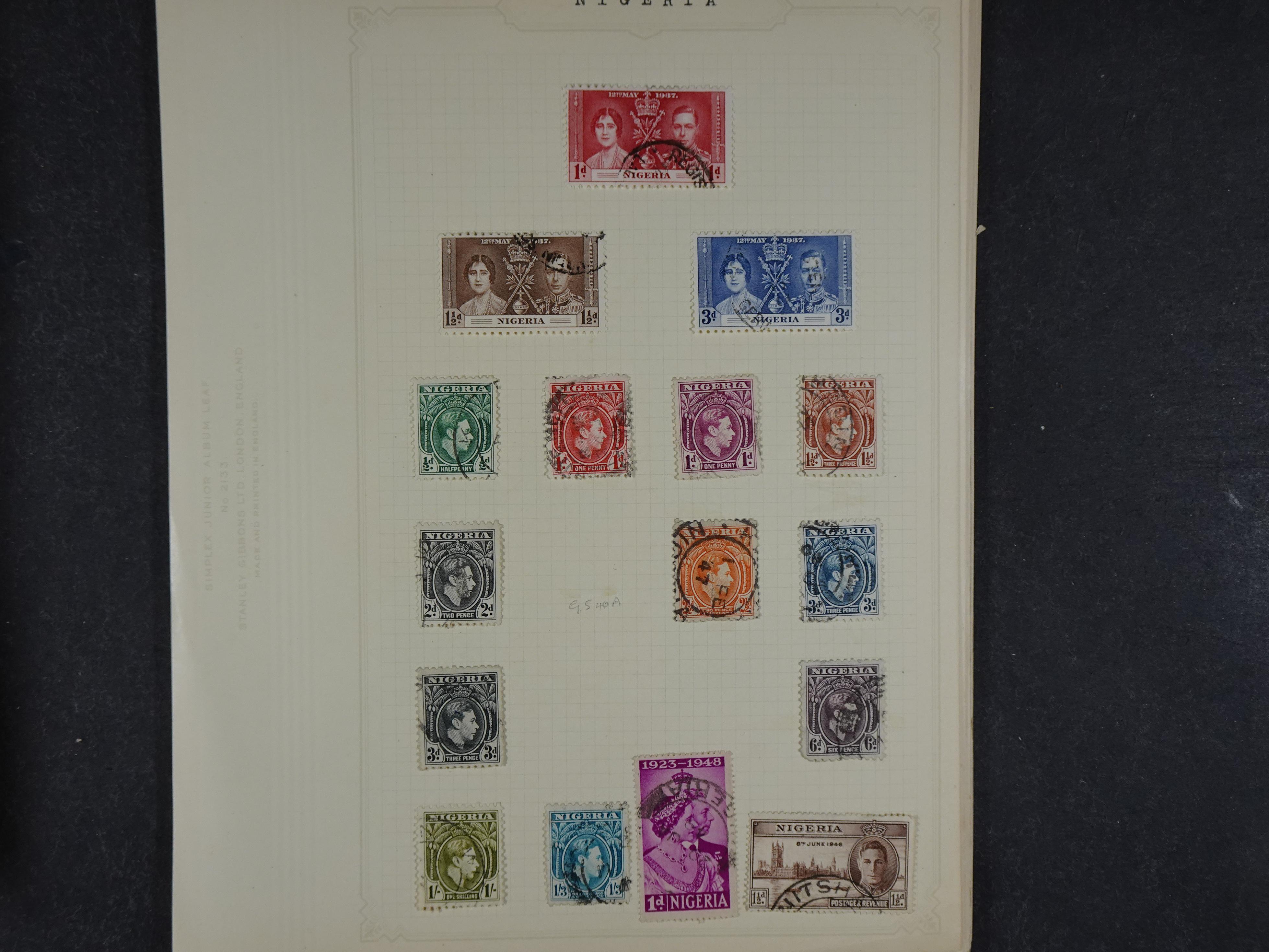 Doos met allerlei materiaal diverse betere zegels en fraaie stempels.
 208