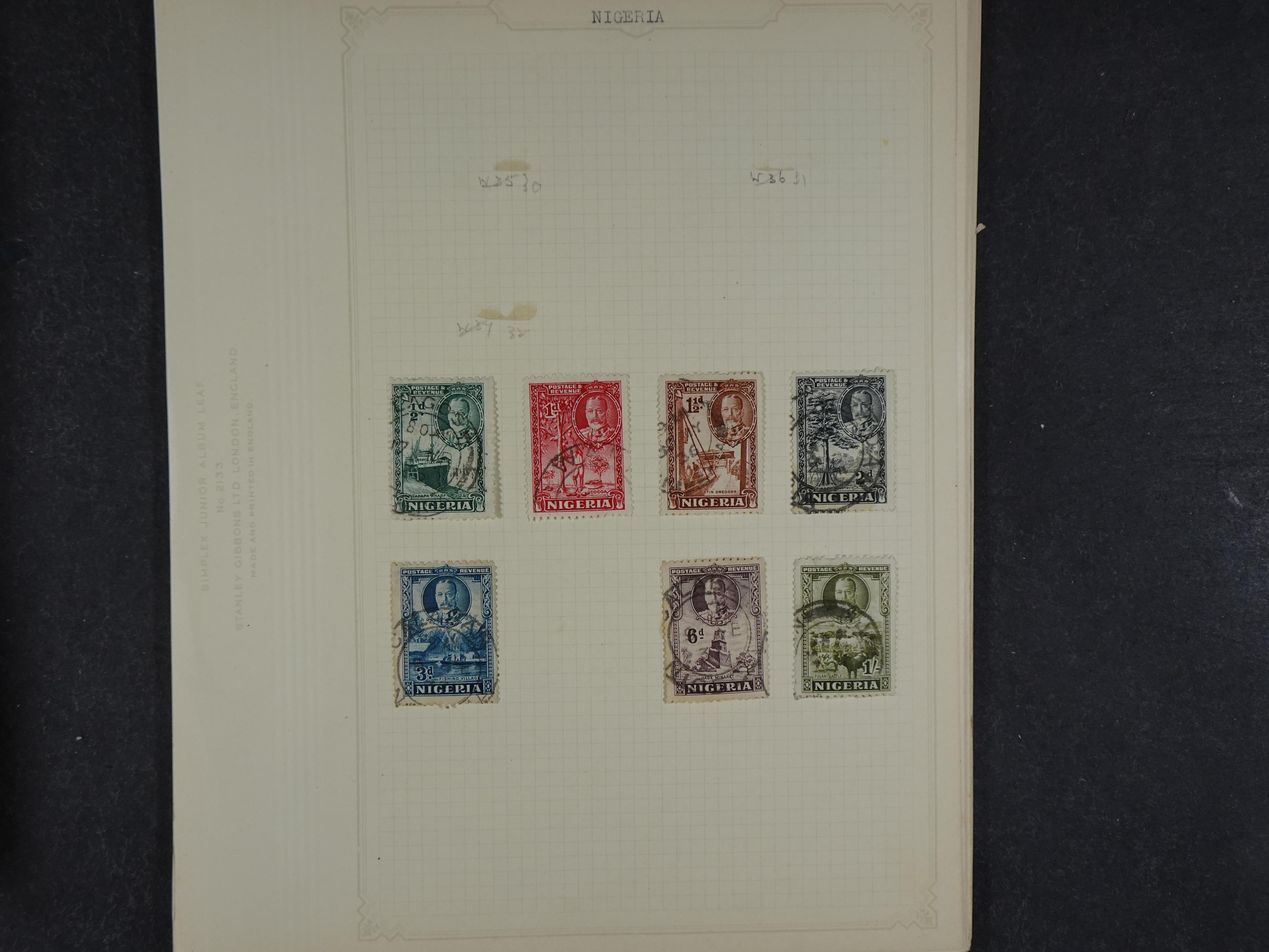 Doos met allerlei materiaal diverse betere zegels en fraaie stempels.
 209