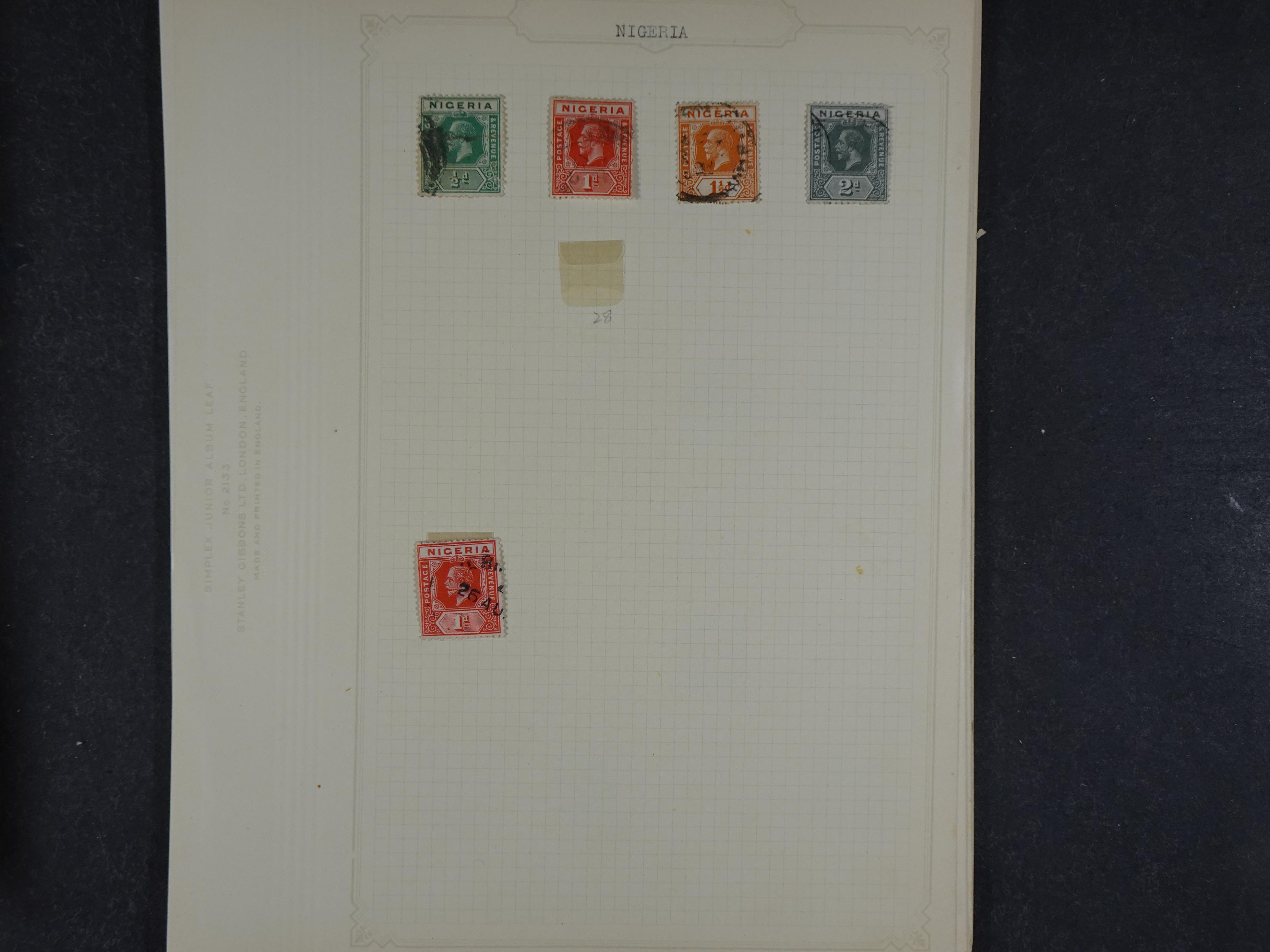 Doos met allerlei materiaal diverse betere zegels en fraaie stempels.
 210