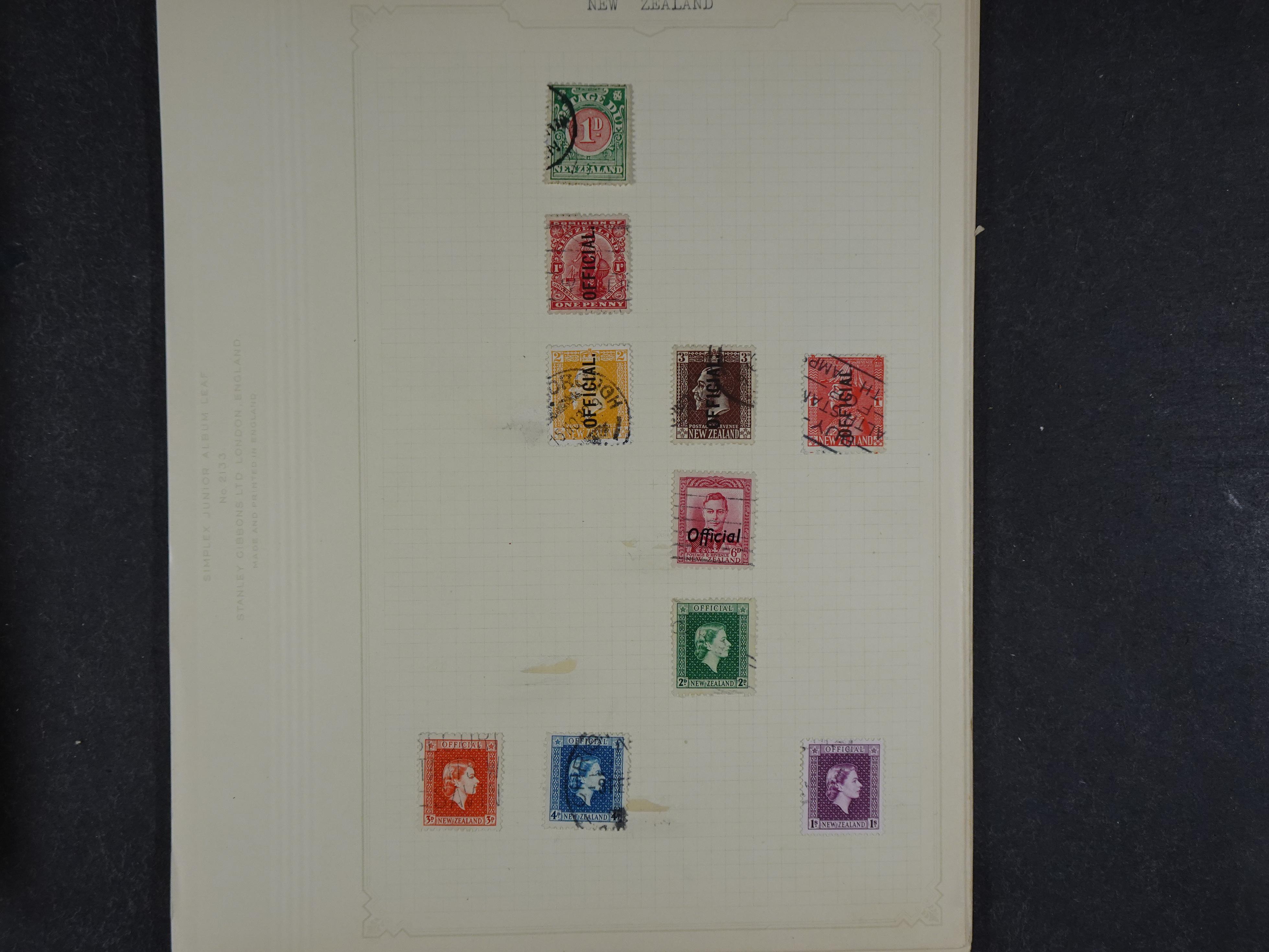 Doos met allerlei materiaal diverse betere zegels en fraaie stempels.
 211