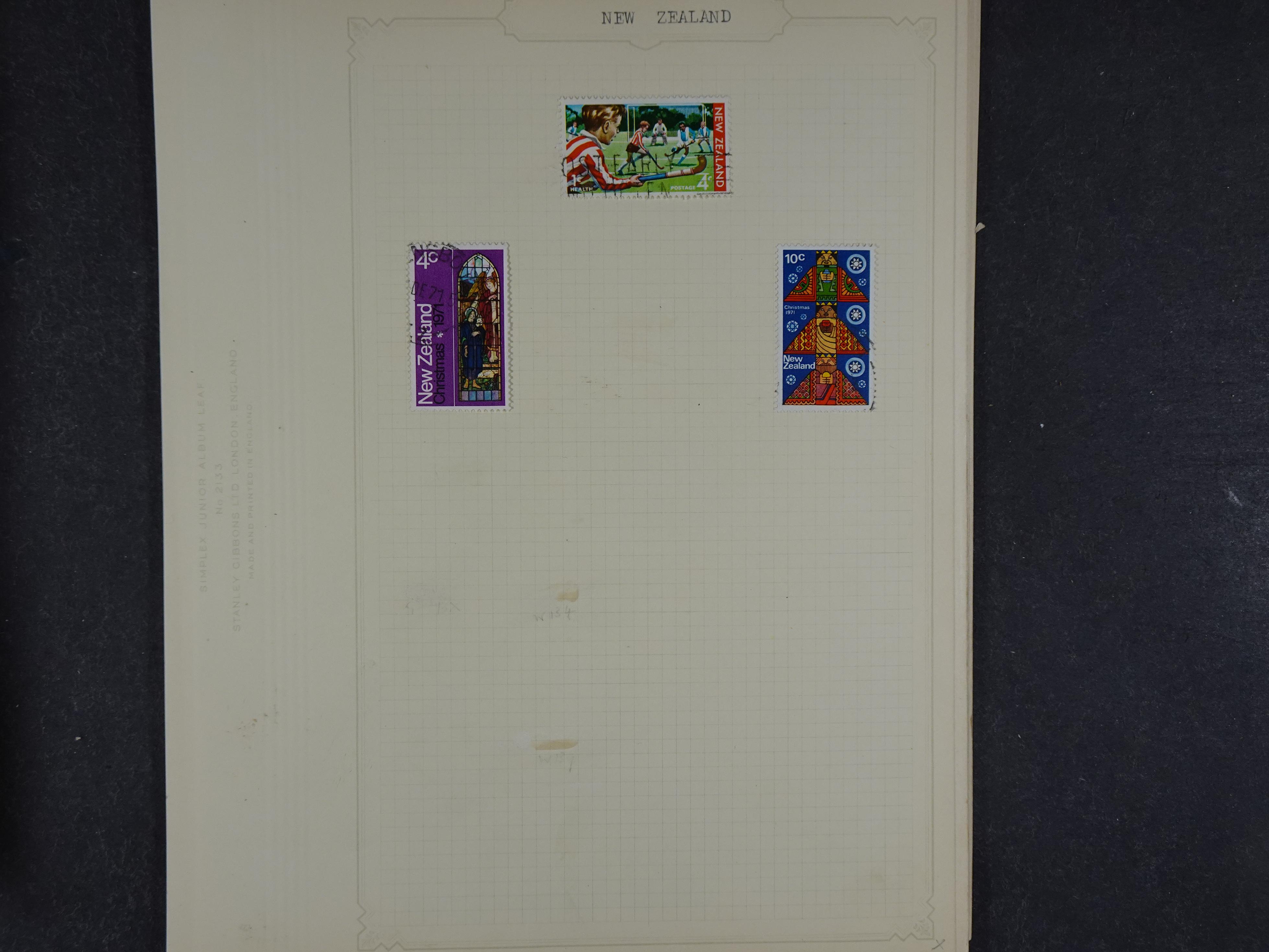 Doos met allerlei materiaal diverse betere zegels en fraaie stempels.
 212