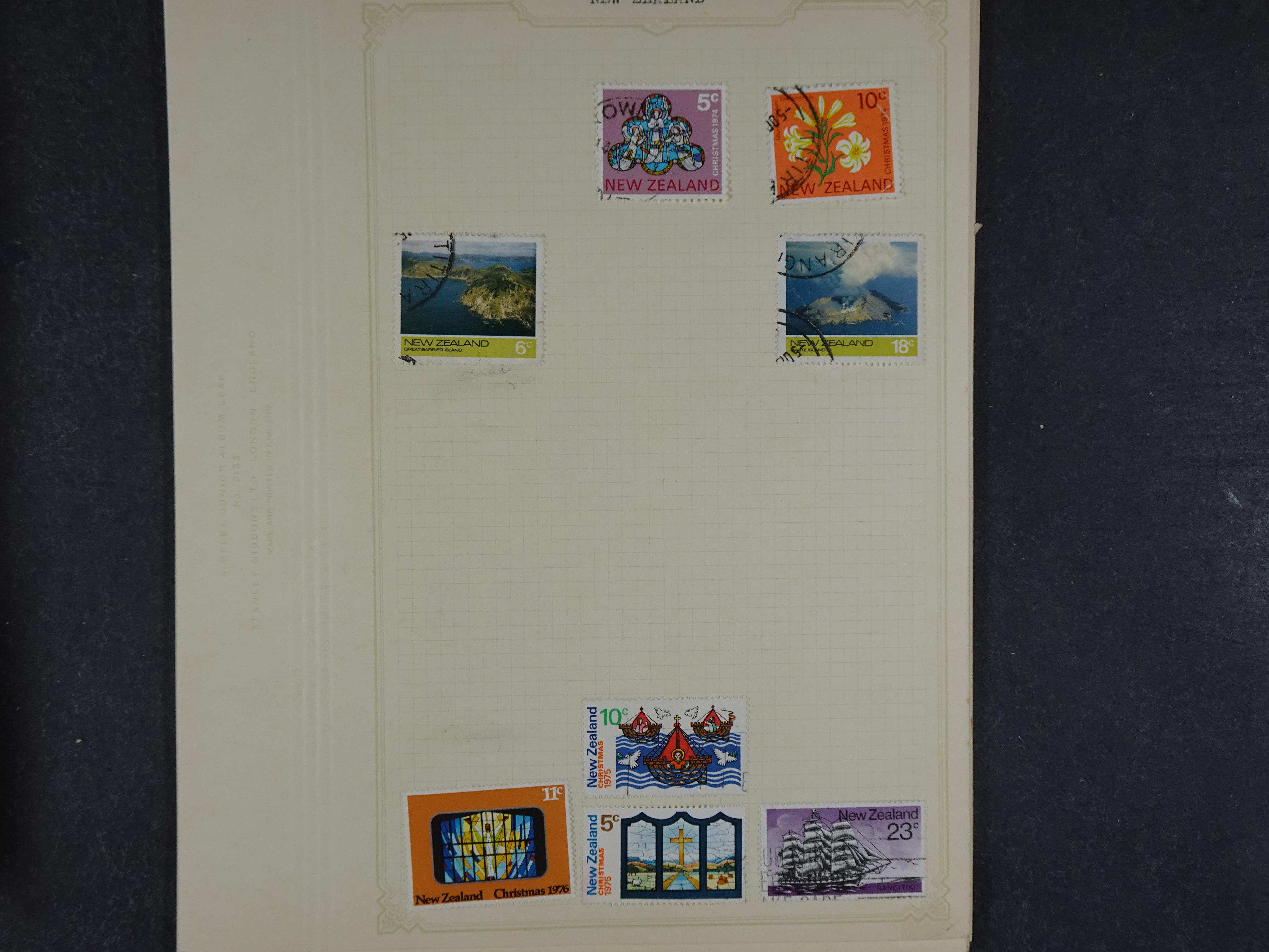 Doos met allerlei materiaal diverse betere zegels en fraaie stempels.
 213