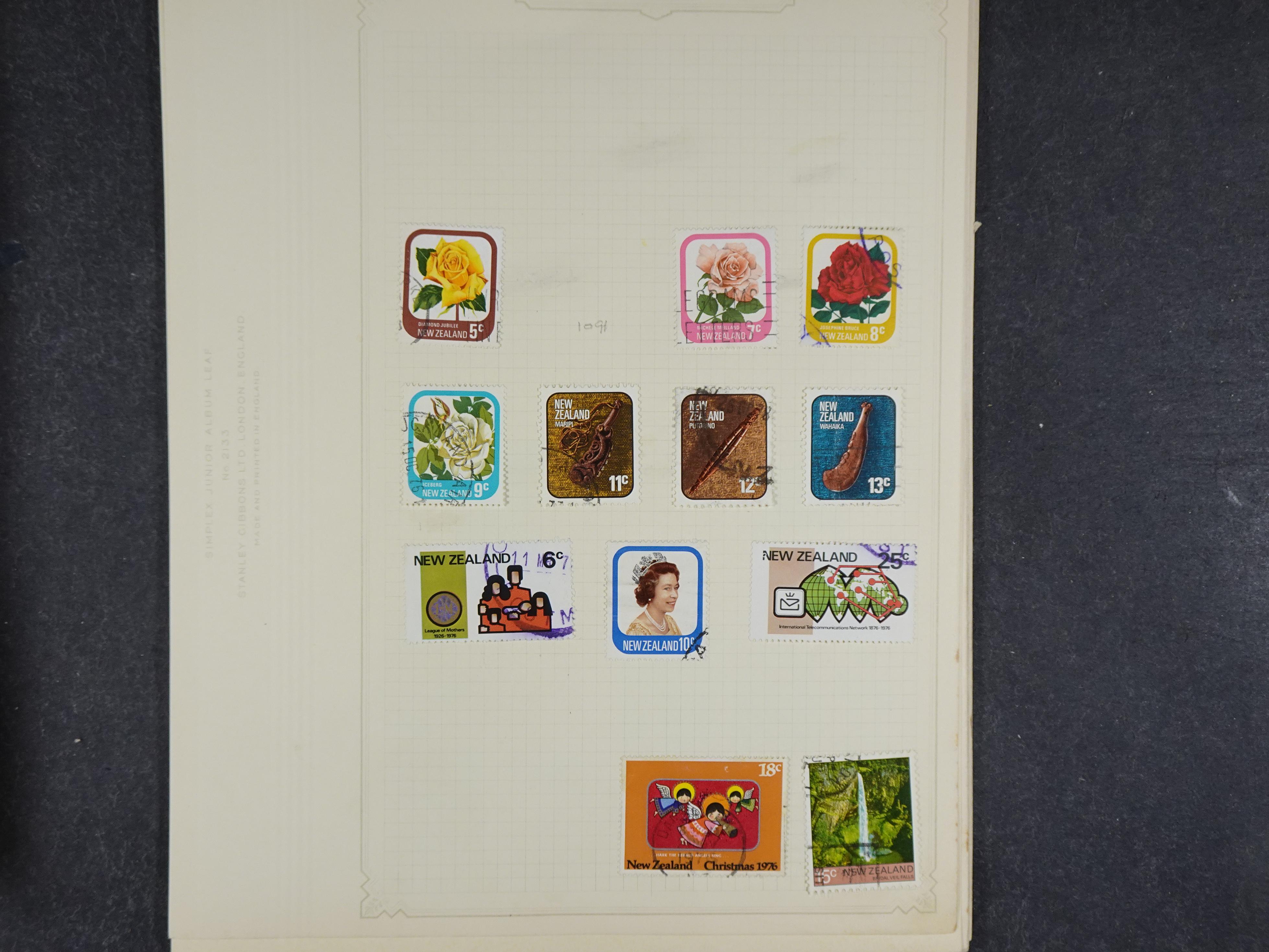 Doos met allerlei materiaal diverse betere zegels en fraaie stempels.
 214