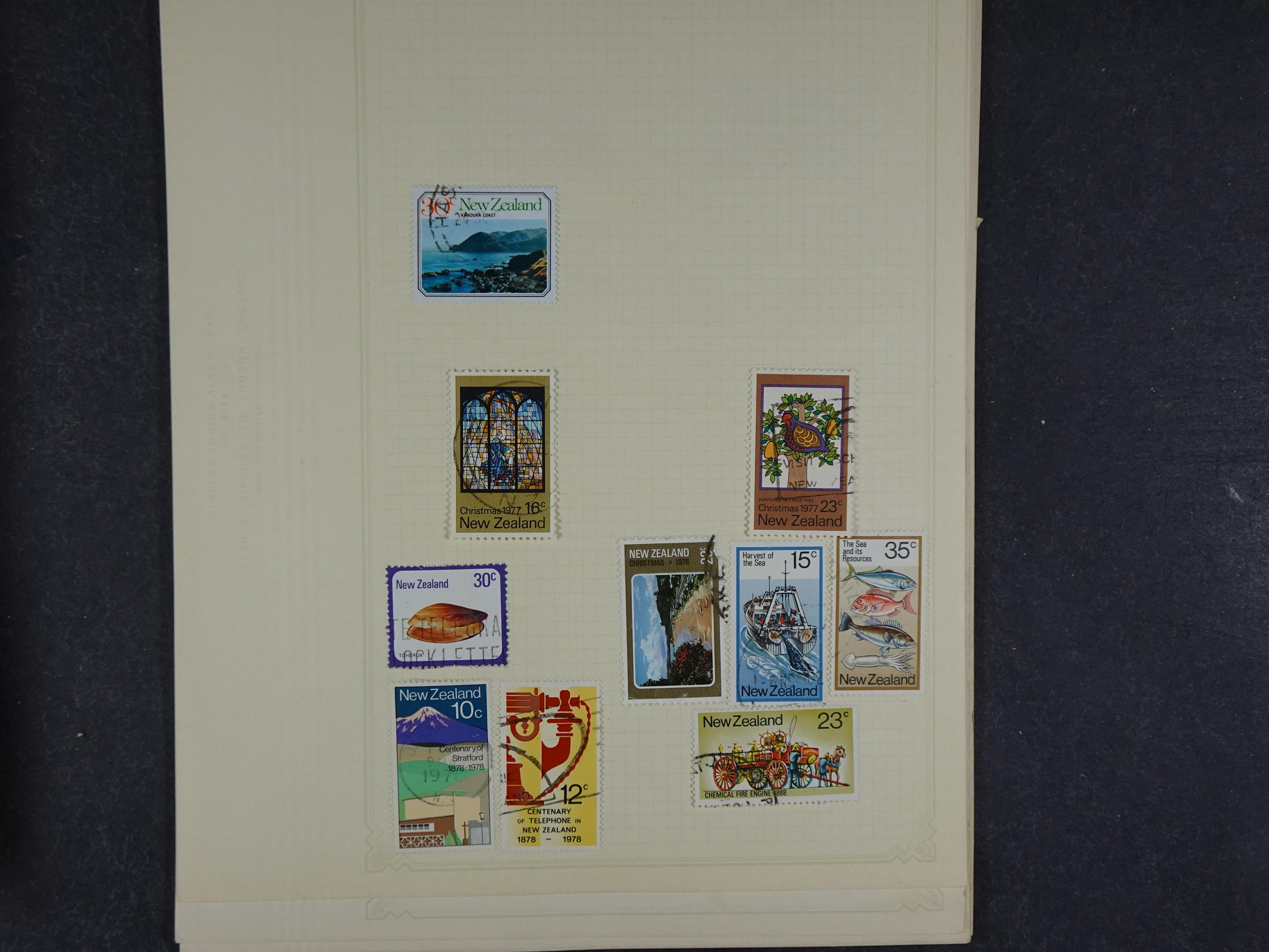 Doos met allerlei materiaal diverse betere zegels en fraaie stempels.
 215