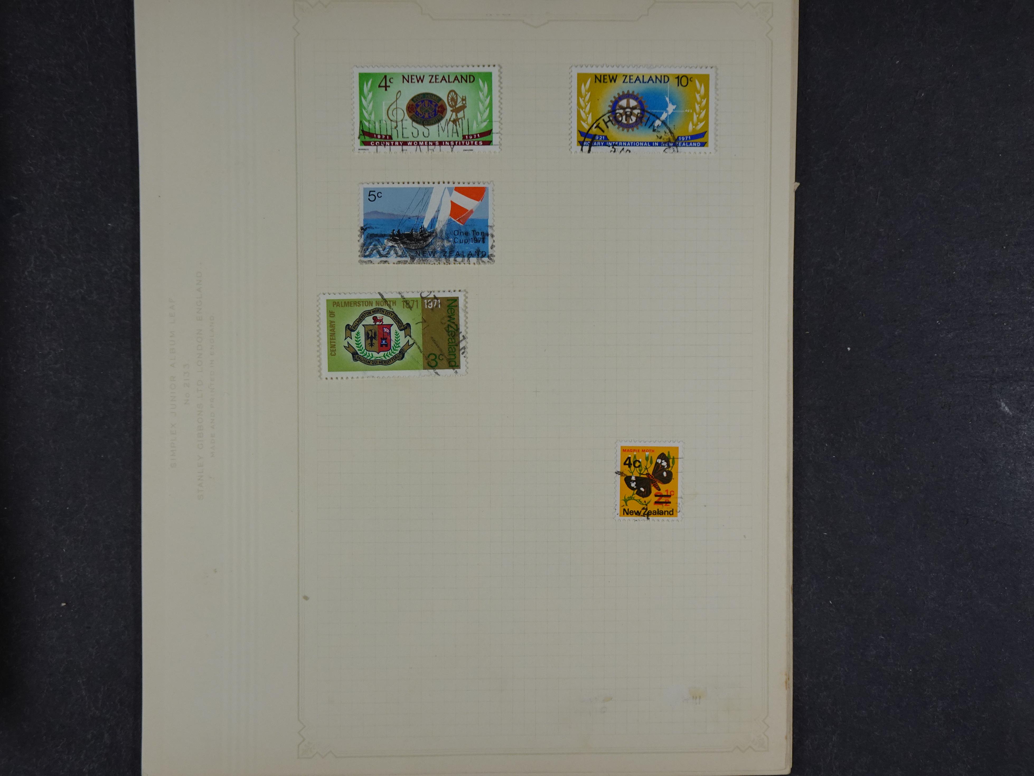 Doos met allerlei materiaal diverse betere zegels en fraaie stempels.
 216