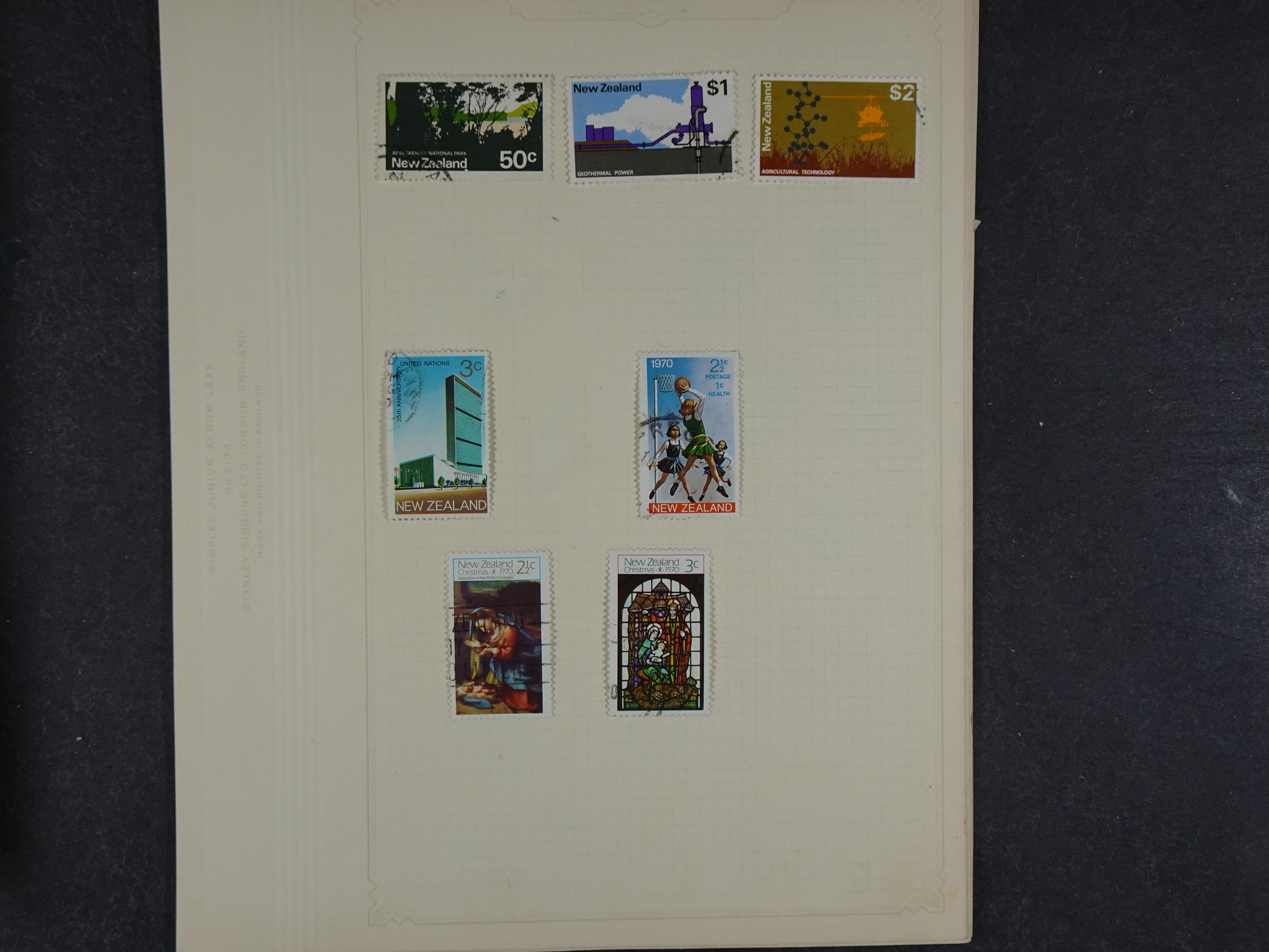 Doos met allerlei materiaal diverse betere zegels en fraaie stempels.
 217