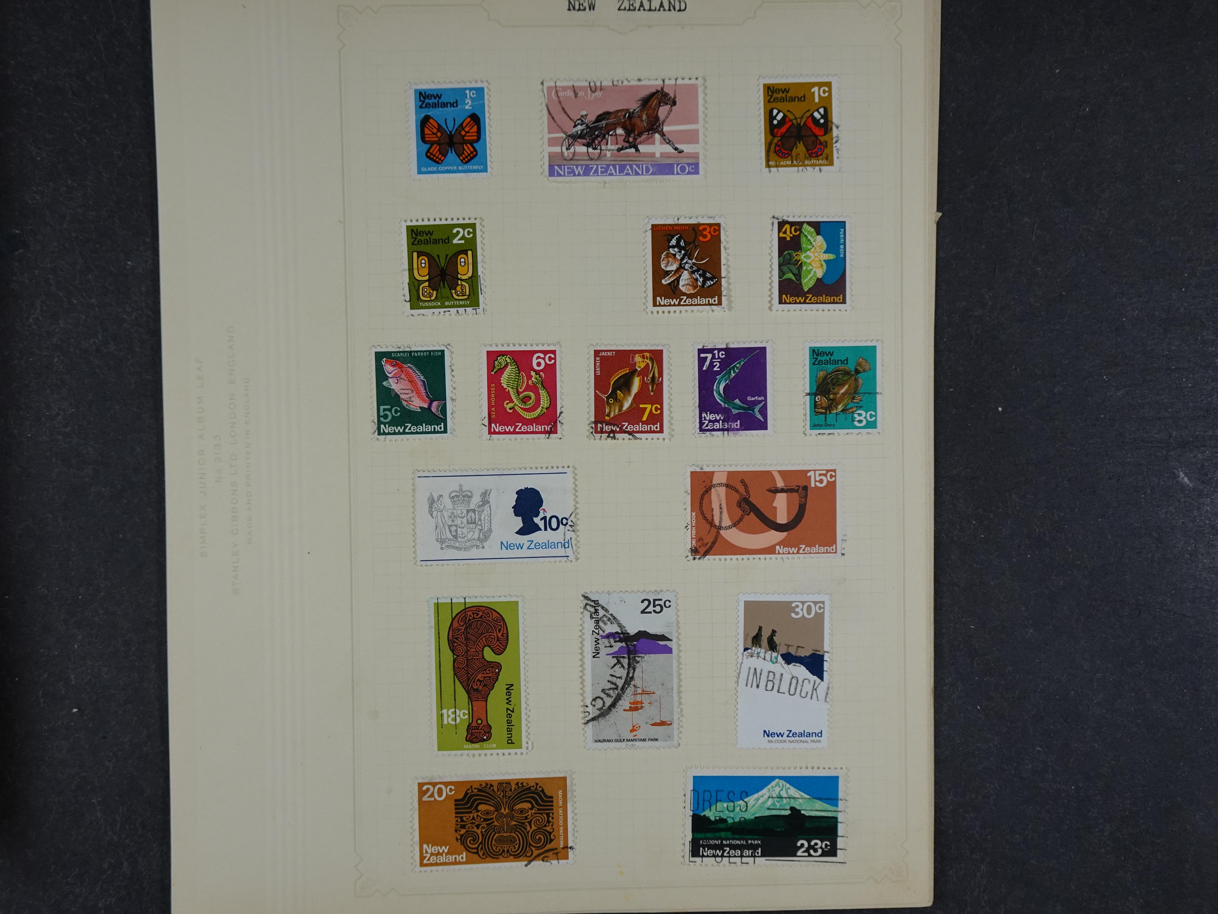 Doos met allerlei materiaal diverse betere zegels en fraaie stempels.
 218