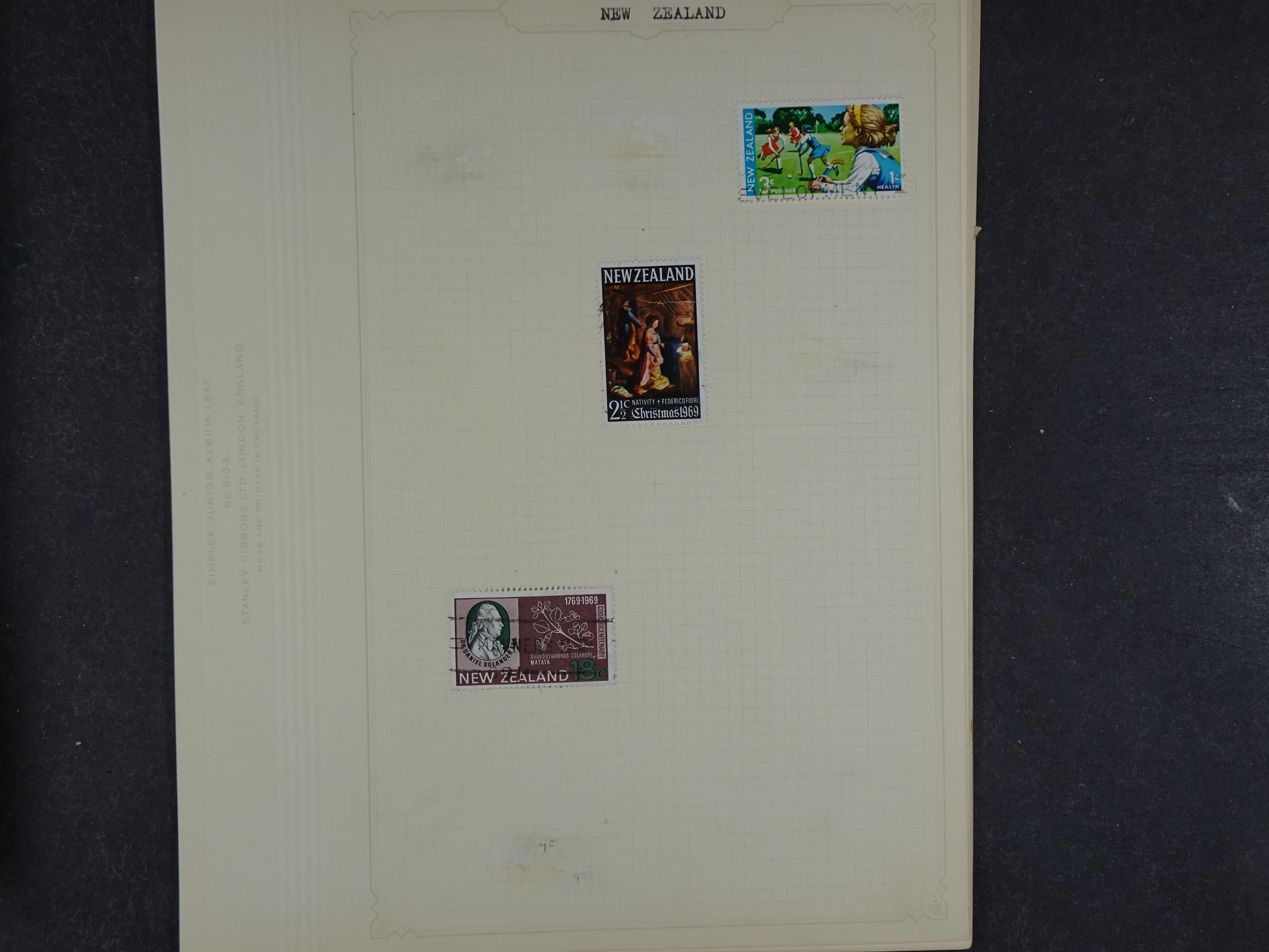 Doos met allerlei materiaal diverse betere zegels en fraaie stempels.
 219