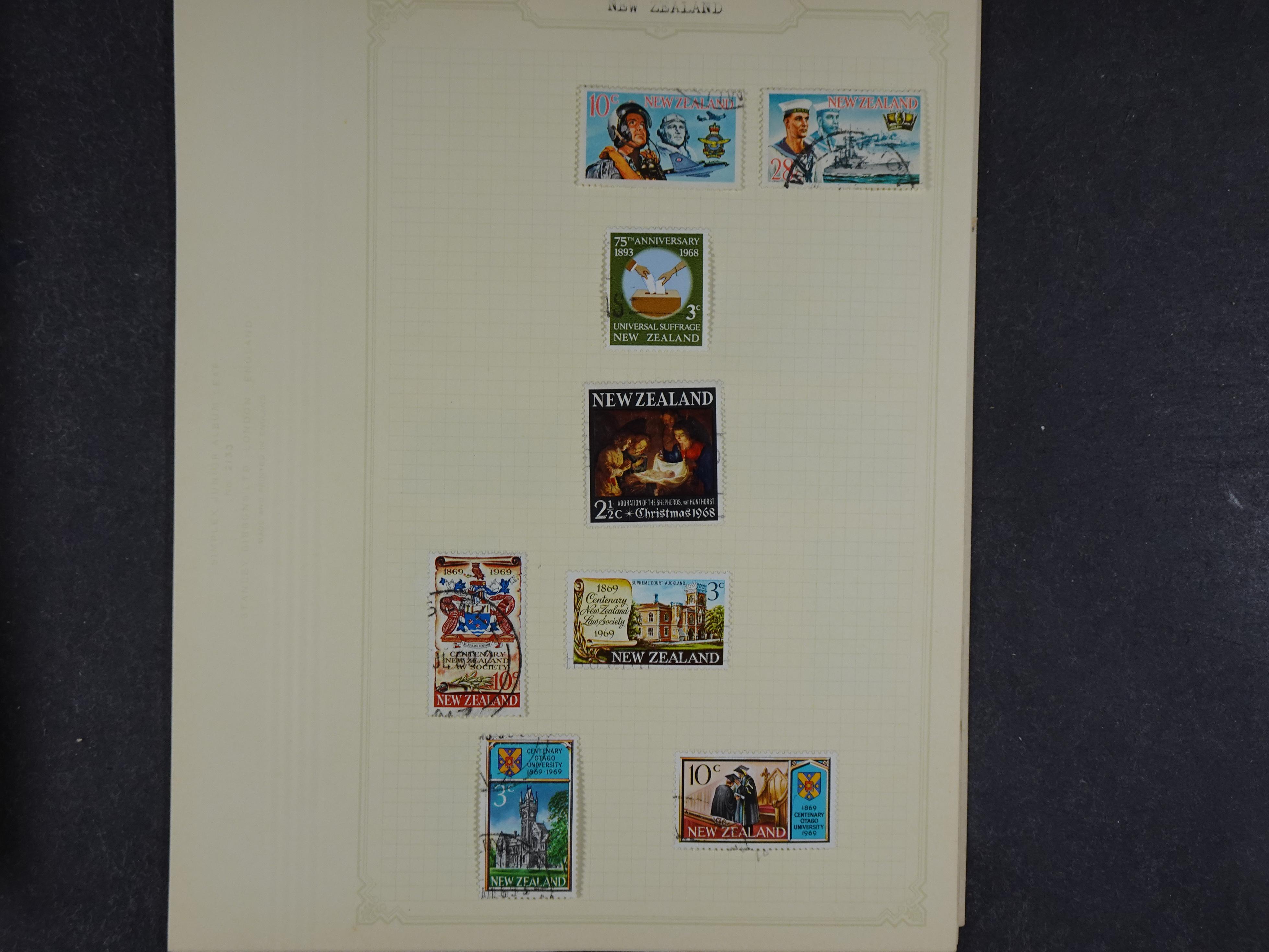 Doos met allerlei materiaal diverse betere zegels en fraaie stempels.
 220