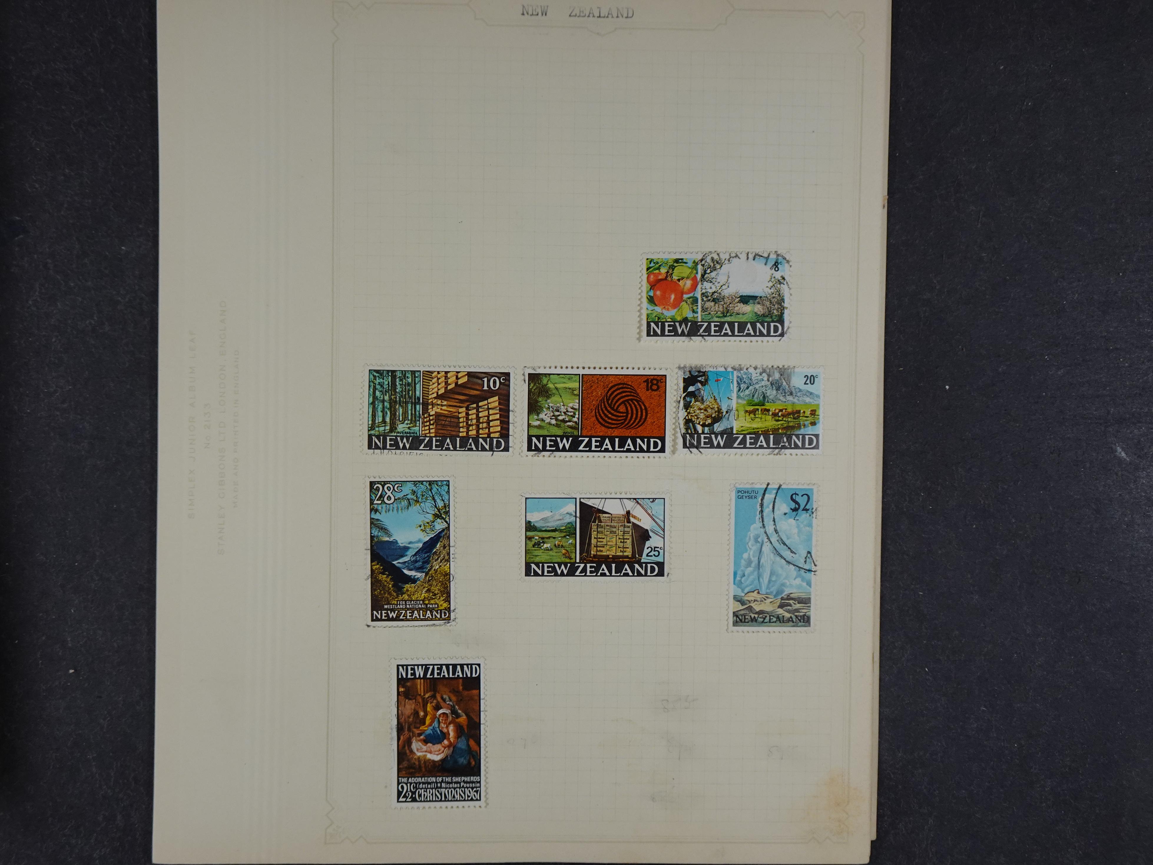 Doos met allerlei materiaal diverse betere zegels en fraaie stempels.
 221