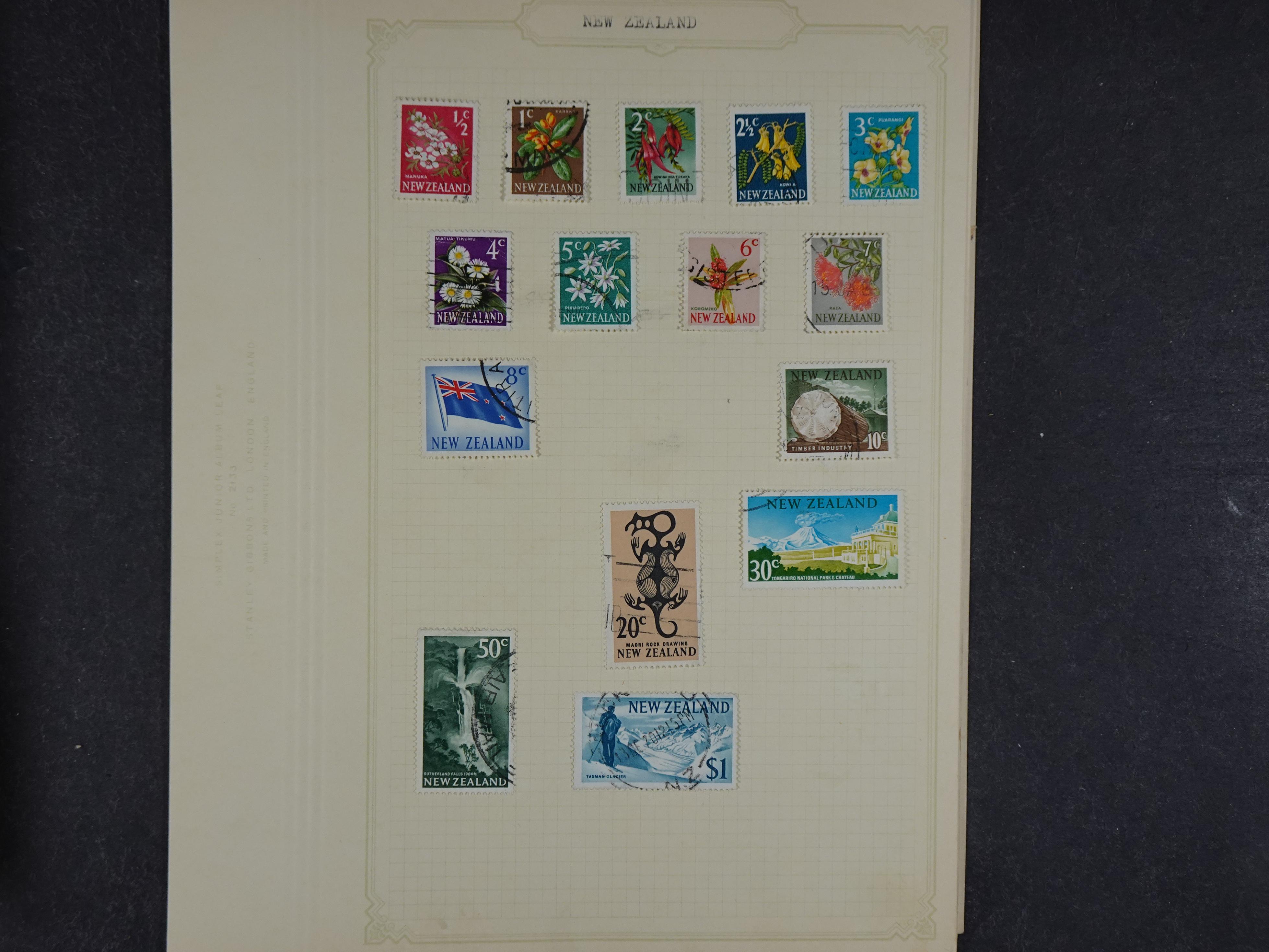 Doos met allerlei materiaal diverse betere zegels en fraaie stempels.
 222