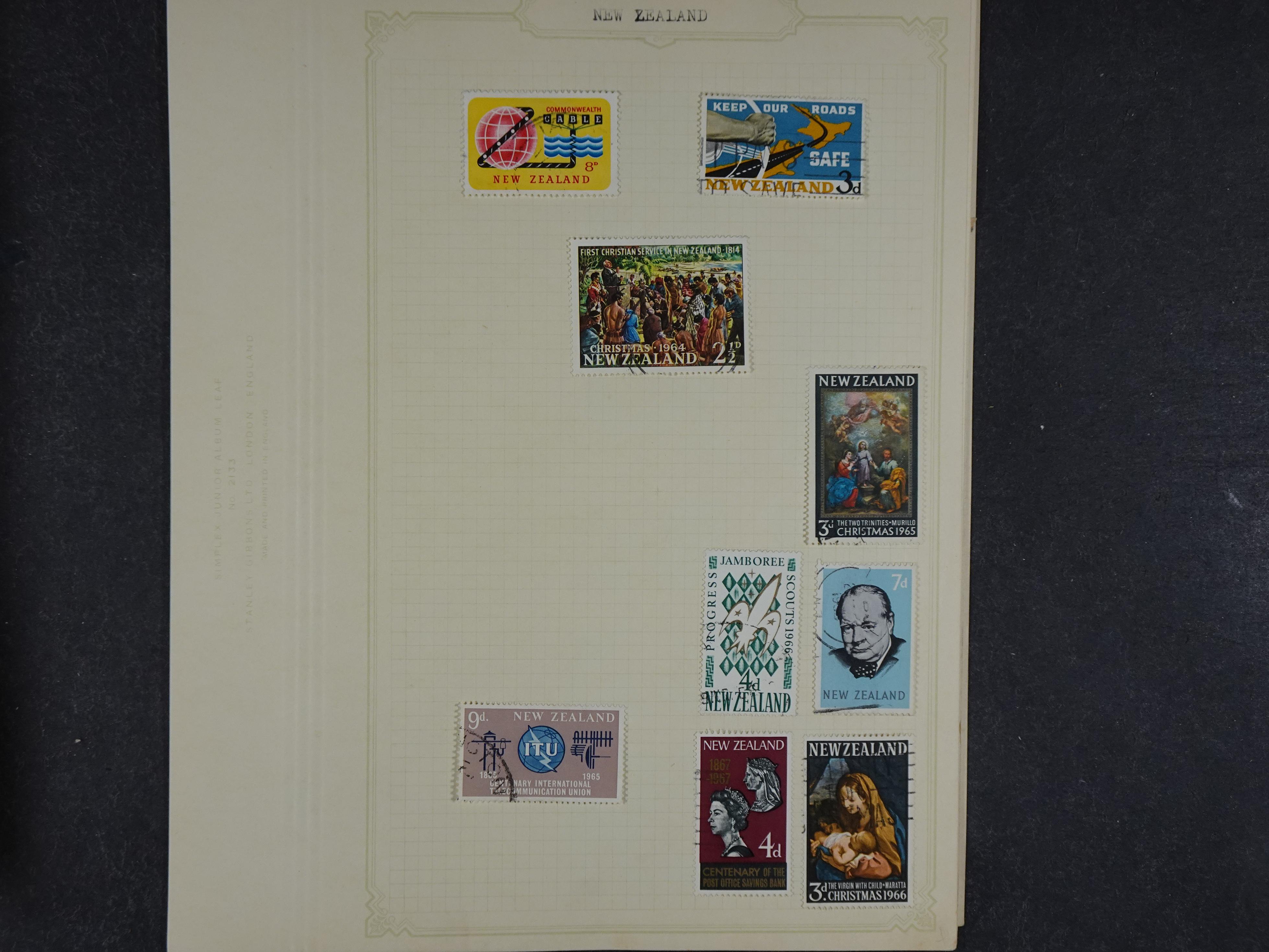 Doos met allerlei materiaal diverse betere zegels en fraaie stempels.
 223