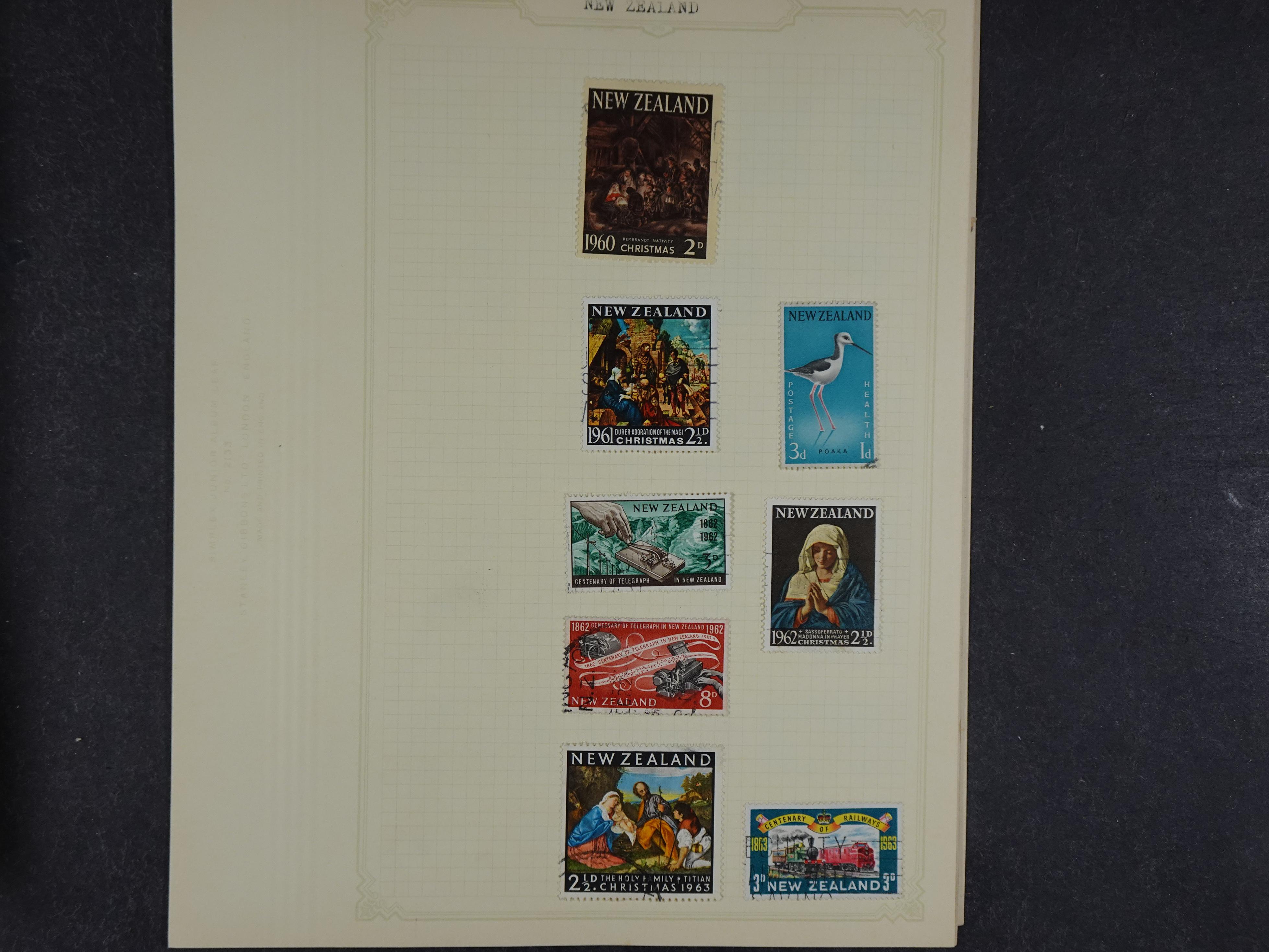 Doos met allerlei materiaal diverse betere zegels en fraaie stempels.
 224