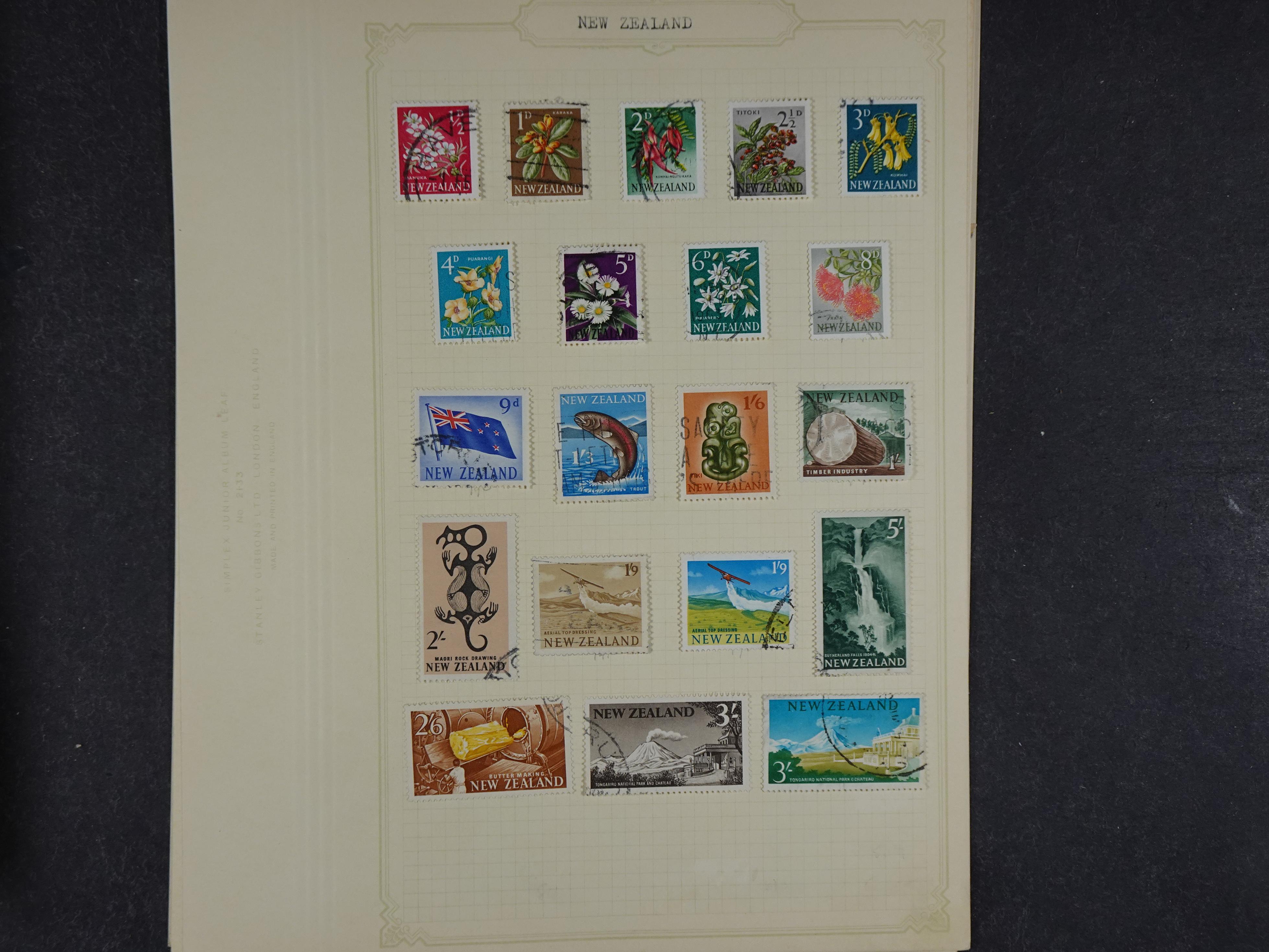 Doos met allerlei materiaal diverse betere zegels en fraaie stempels.
 225