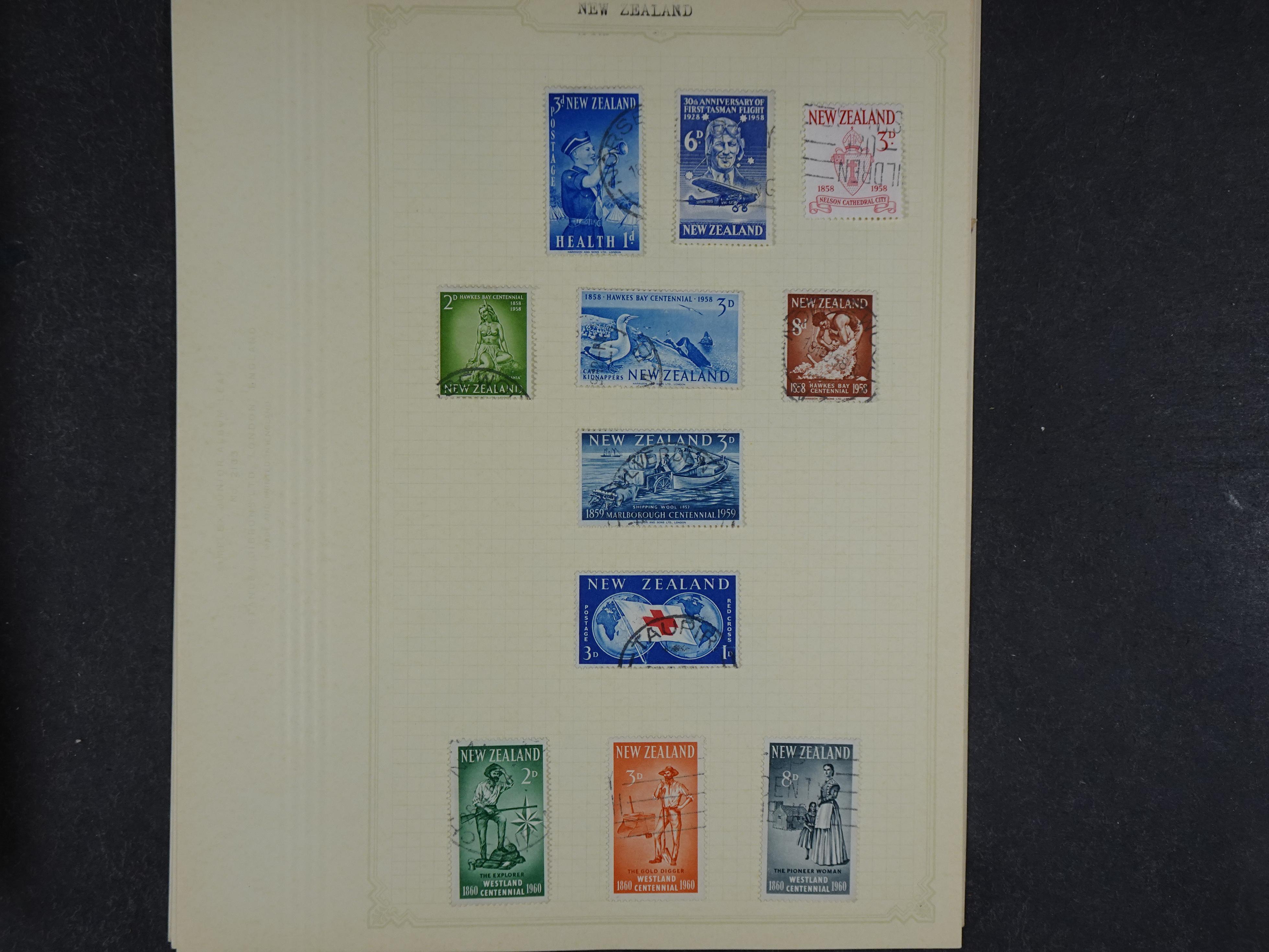 Doos met allerlei materiaal diverse betere zegels en fraaie stempels.
 226