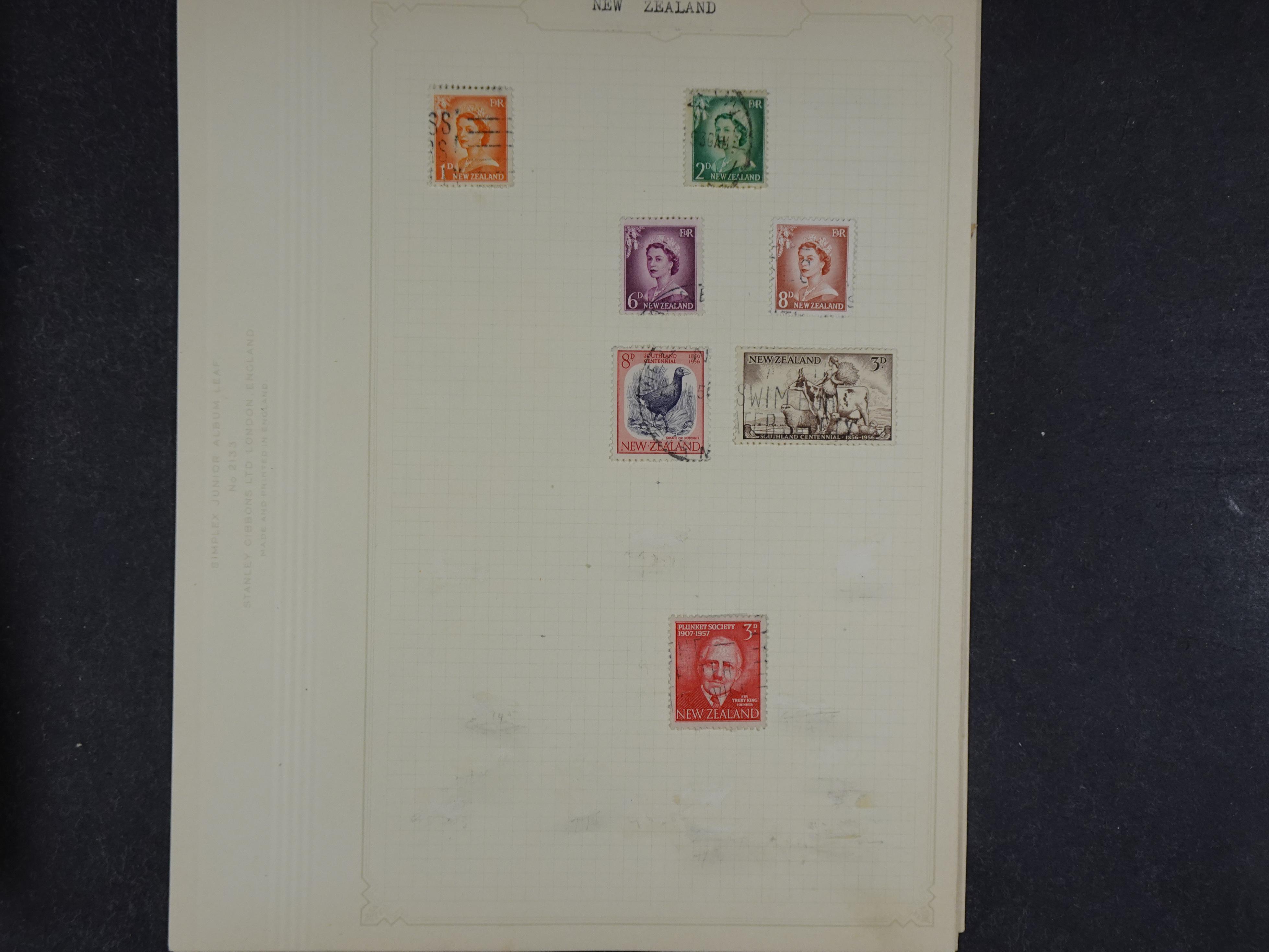 Doos met allerlei materiaal diverse betere zegels en fraaie stempels.
 227