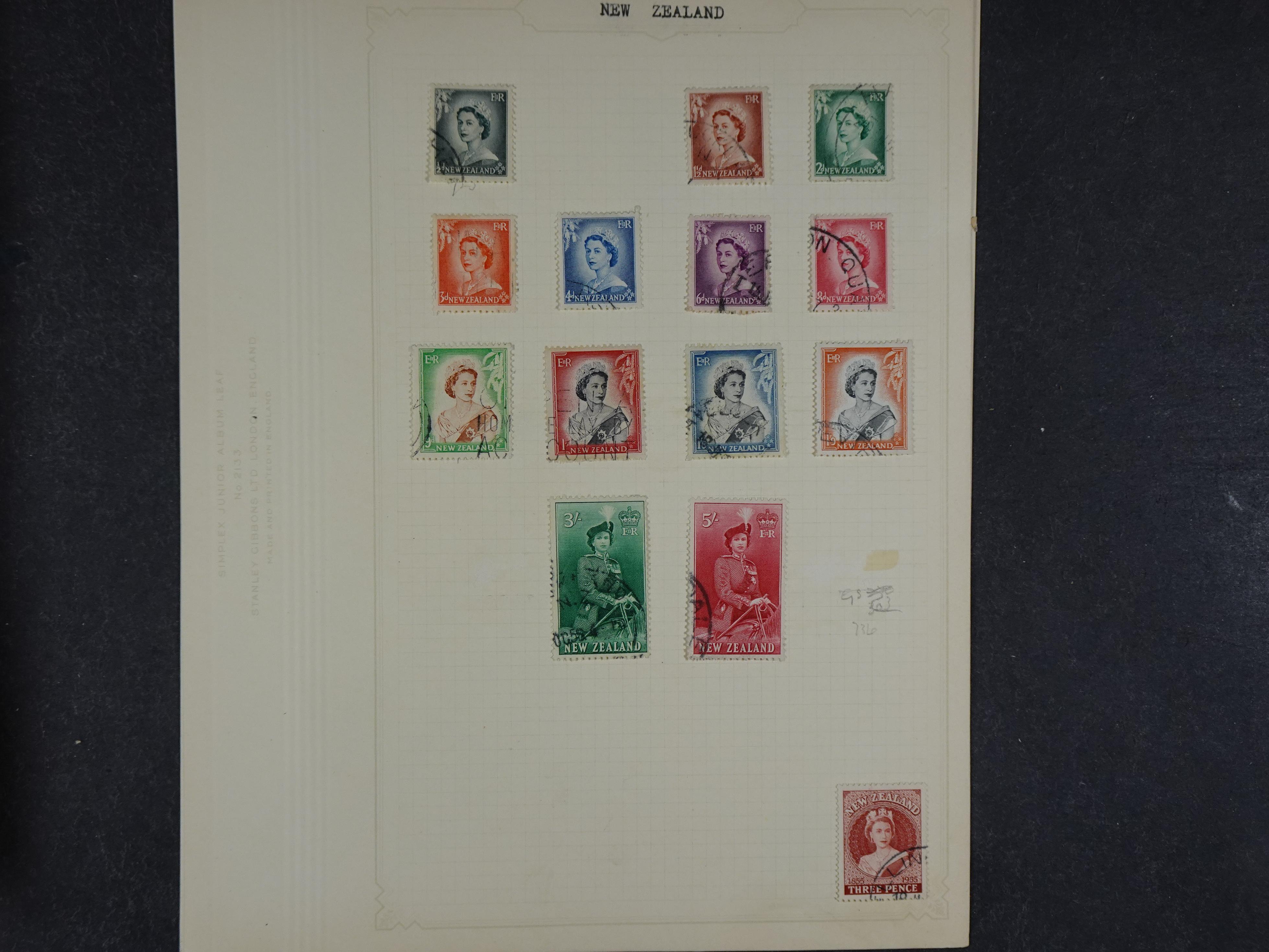 Doos met allerlei materiaal diverse betere zegels en fraaie stempels.
 228