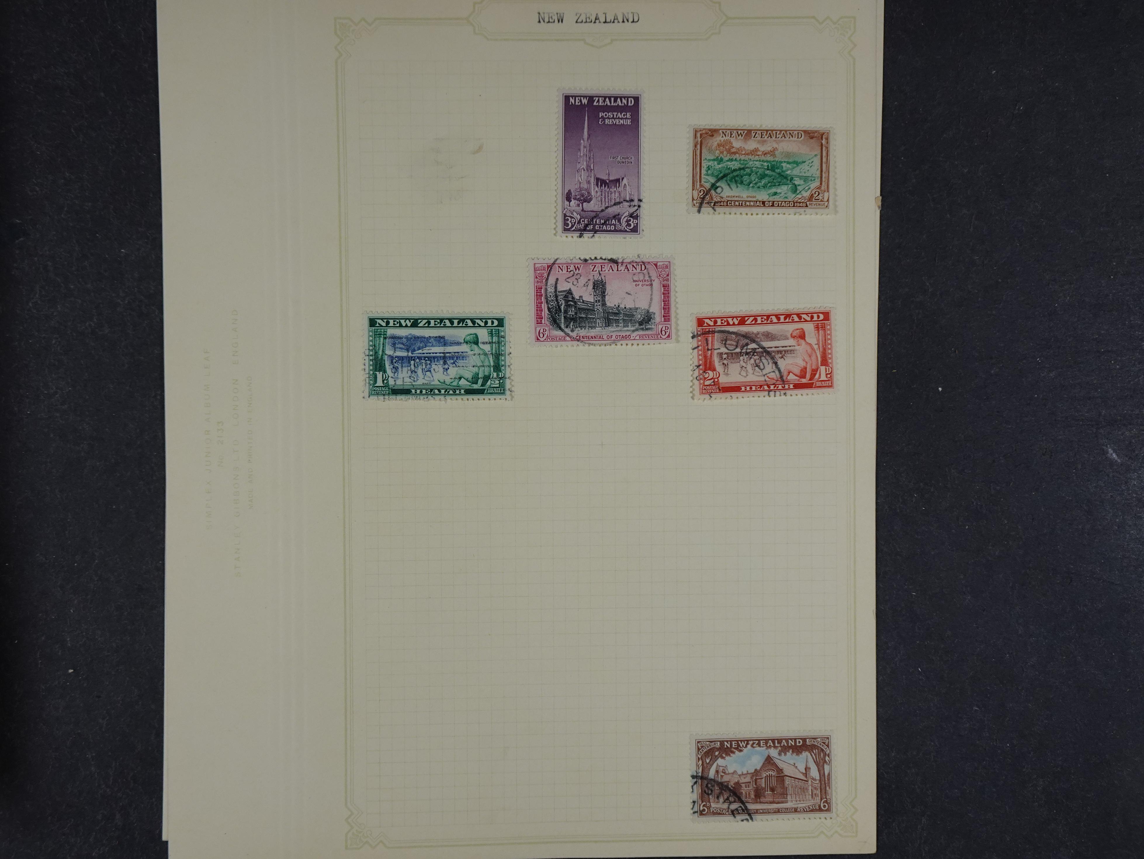 Doos met allerlei materiaal diverse betere zegels en fraaie stempels.
 229