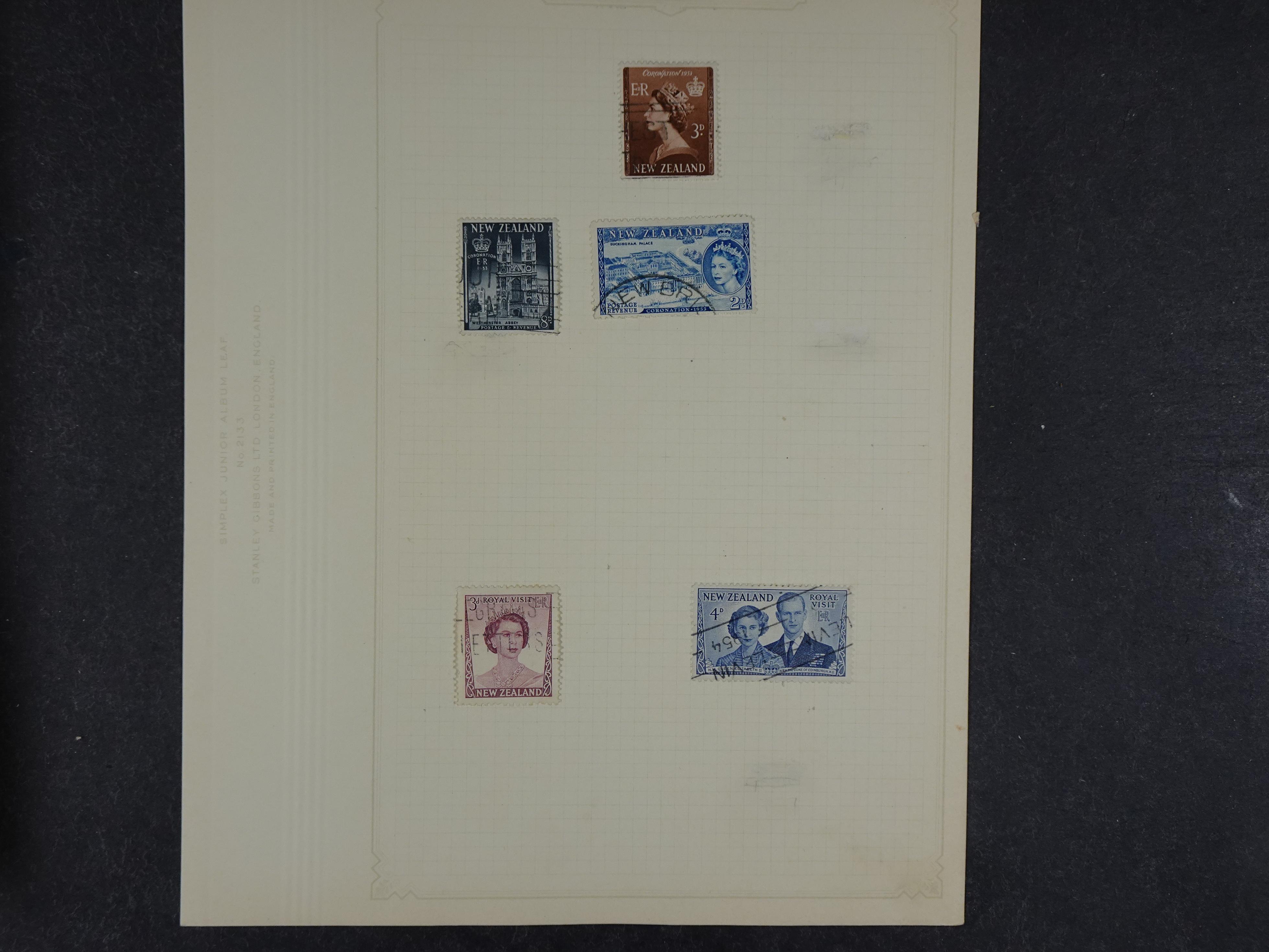 Doos met allerlei materiaal diverse betere zegels en fraaie stempels.
 230