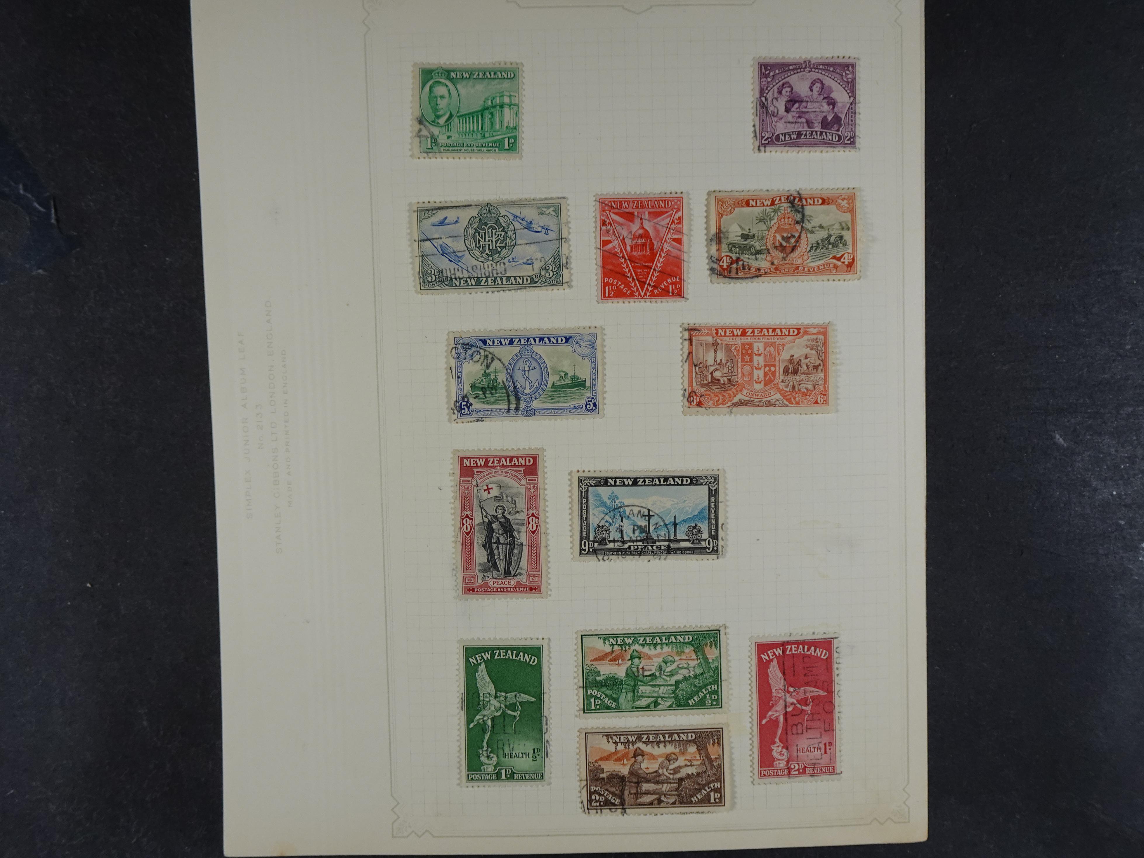 Doos met allerlei materiaal diverse betere zegels en fraaie stempels.
 231