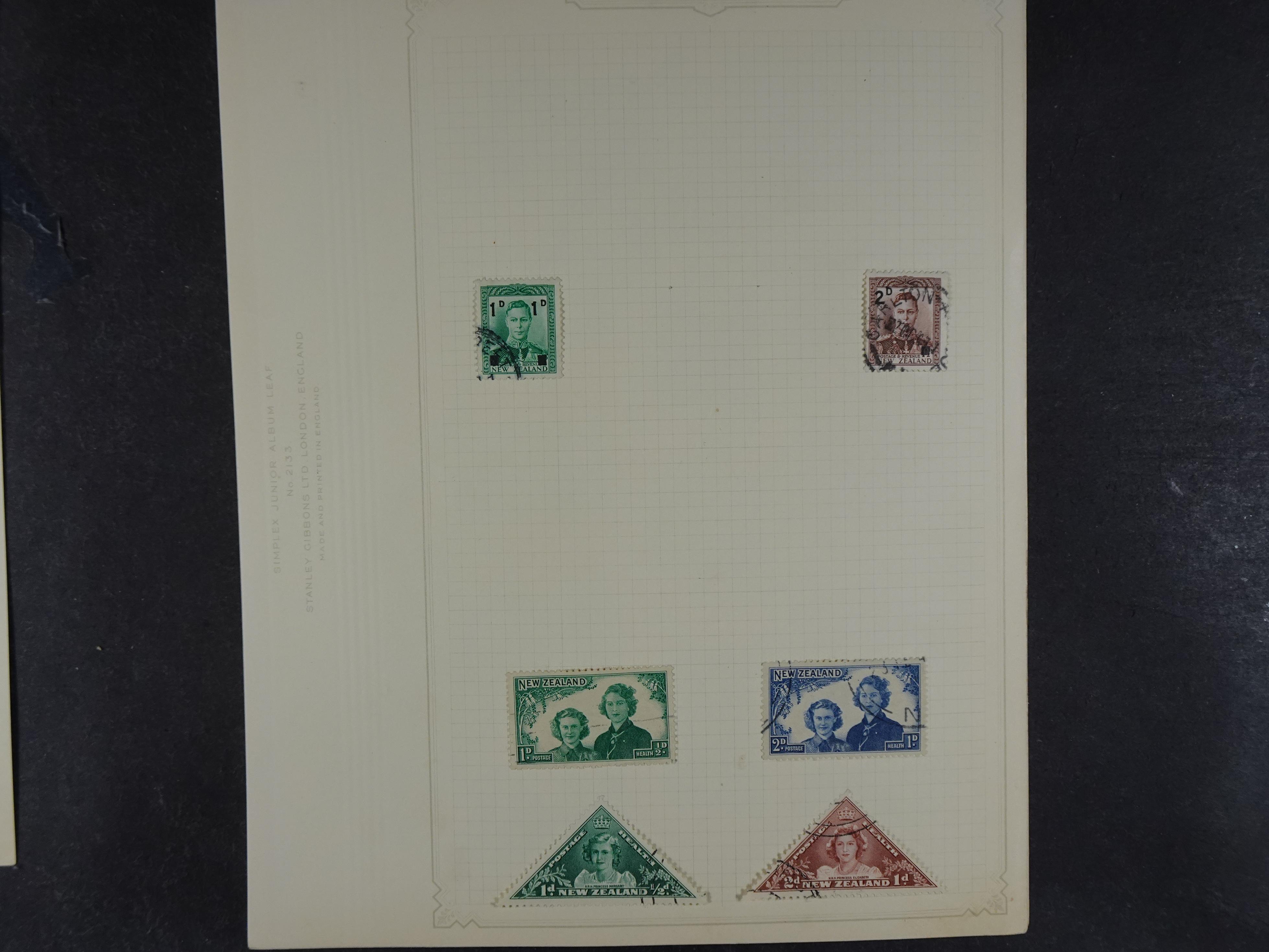 Doos met allerlei materiaal diverse betere zegels en fraaie stempels.
 232